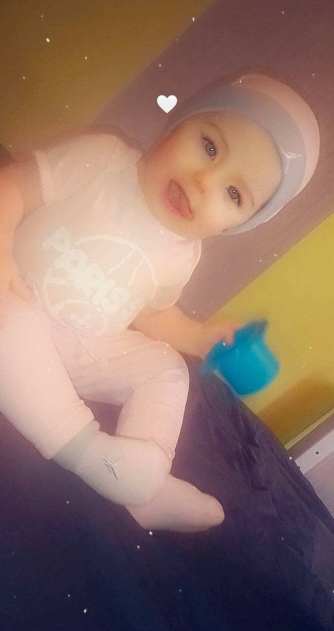 Emma a rejoint le concours — aidez-le/la à gagner de superbes lots ! baby, bathing, chest, elbow, eye, finger, flash_photography, fun, hand, headgear, headwear, human_body, human_leg, knee, leg, lip, person, plastic, skin, thigh