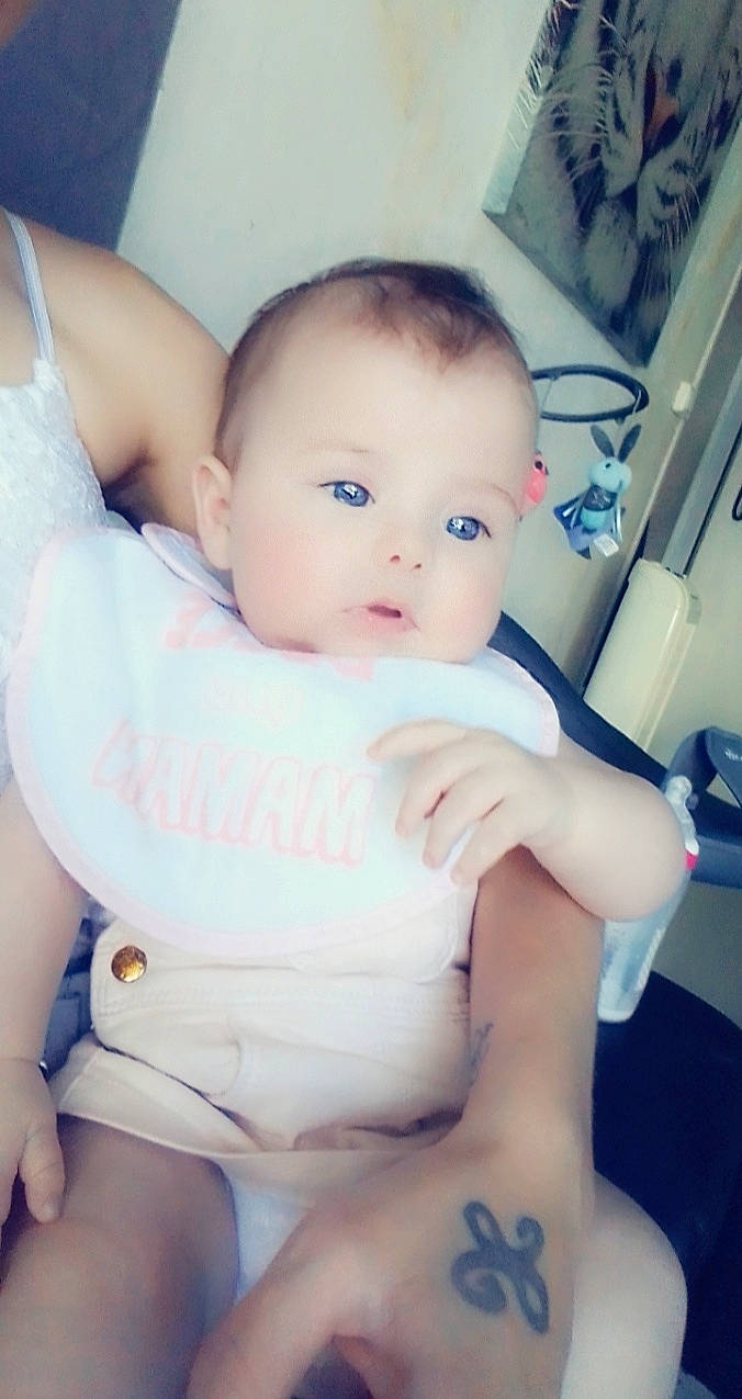 Emma a rejoint le concours — aidez-le/la à gagner de superbes lots ! abdomen, arm, baby, cheek, chest, child, eye, eyebrow, face, forehead, hand, head, leg, lip, muscle, person, selfie, skin, thumb, toddler