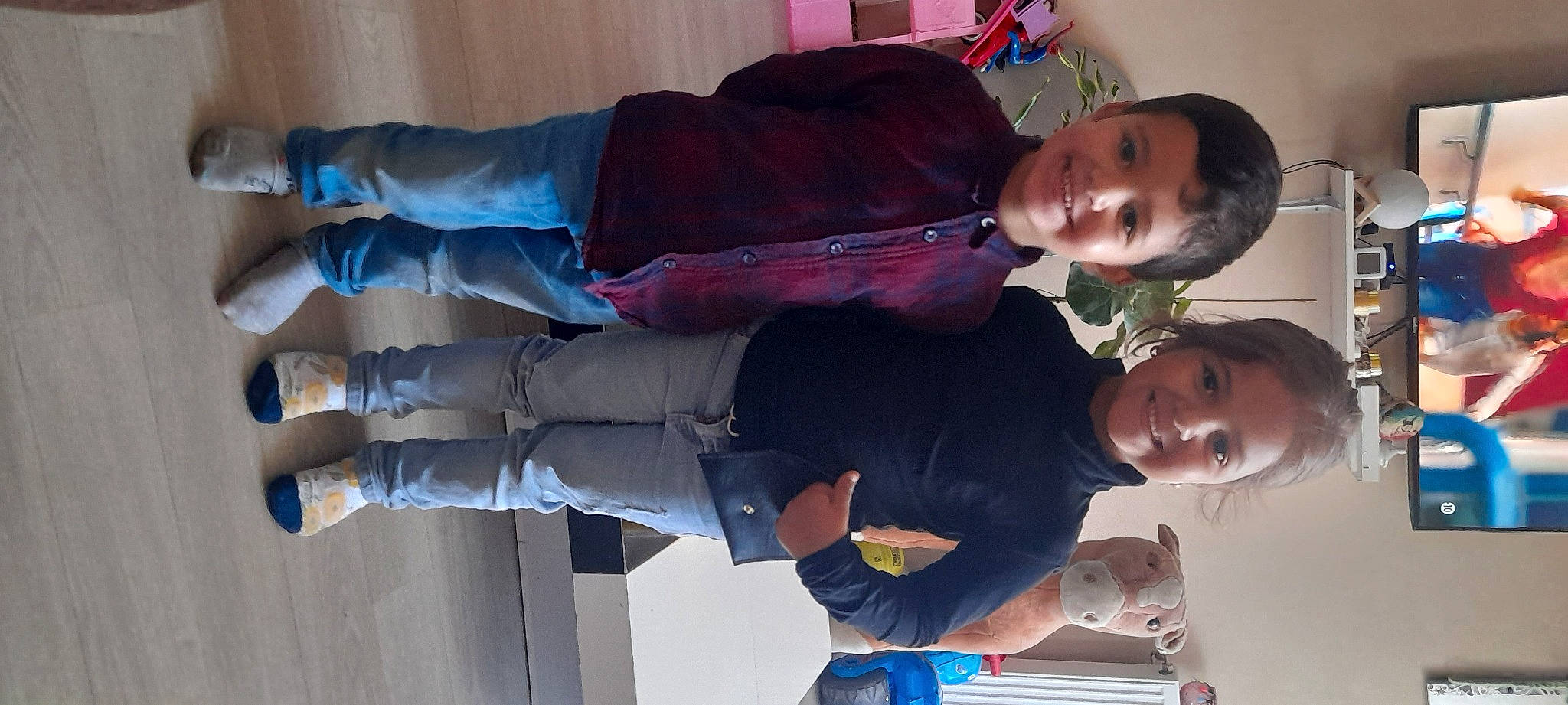 Amira participe au concours pour gagner de l'argent avec cette photo : clothing, comfort, dress_shirt, fun, gesture, happy, joy, person, sleeve, smile, suit, walking_shoe, wrist