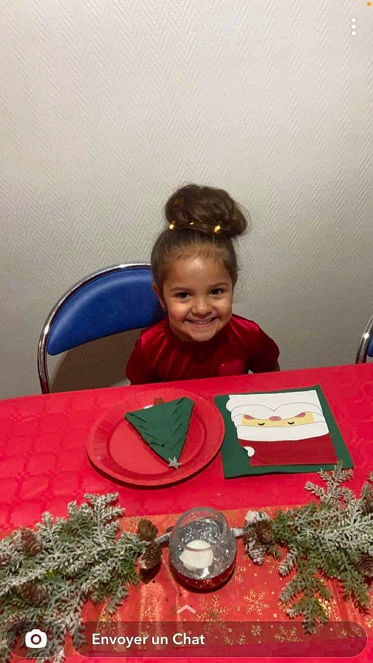 Amira participe au concours pour gagner de l'argent avec cette photo : bowl, cake_decorating, chair, child, comfort_food, desk, dessert, event, happy, holiday, icing, joy, person, plate, sharing, sitting, smile, t_shirt, table, tablecloth