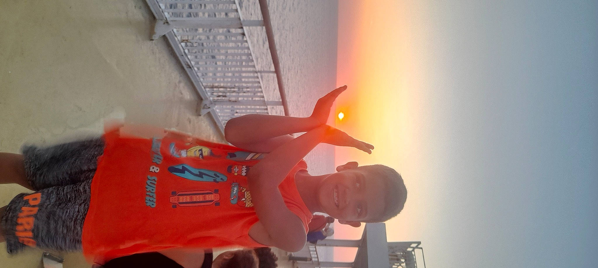 Yanis a rejoint le concours — aidez-le/la à gagner de superbes lots ! elbow, fun, gas, hat, heat, joy, lens_flare, orange, person, room, sky