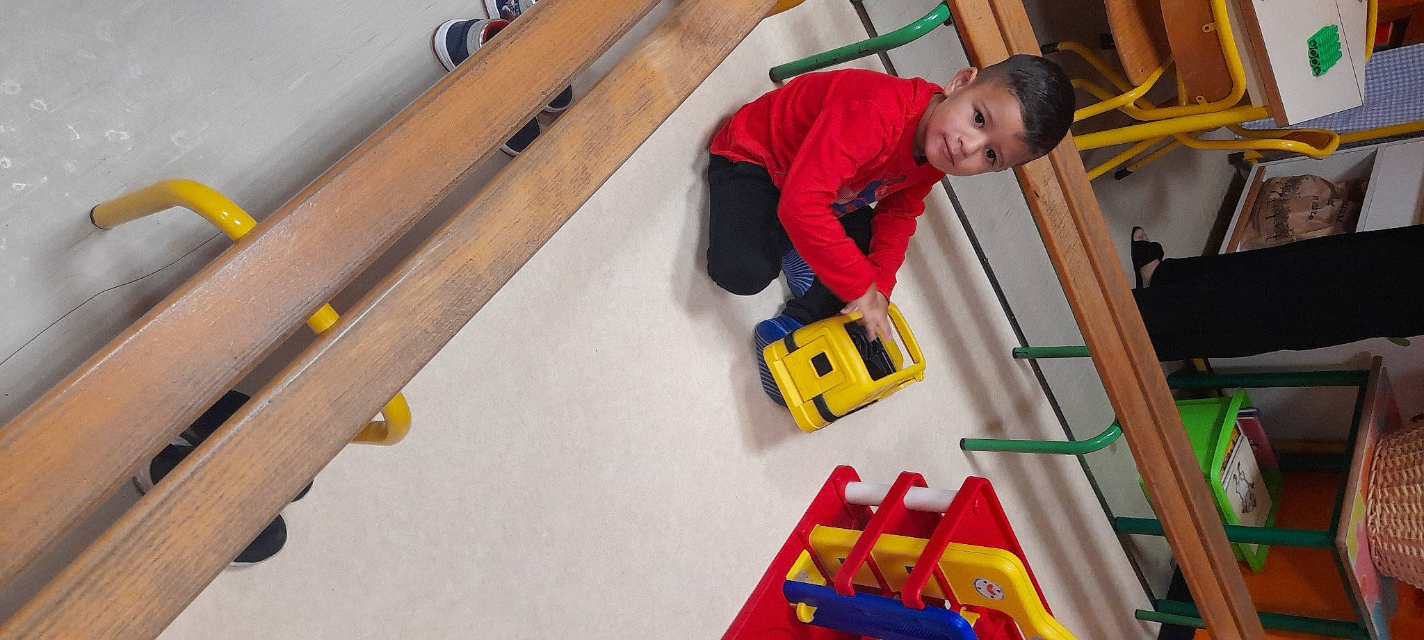 Kaïs a rejoint le concours — aidez-le/la à gagner de superbes lots ! baby, baby_playing_with_toys, baby_products, baby_toys, child, educational_toy, engineering, flooring, fun, hardwood, indoor_games_and_sports, leisure, person, play, recreation, room, toddler, toy, toy_block, varnish