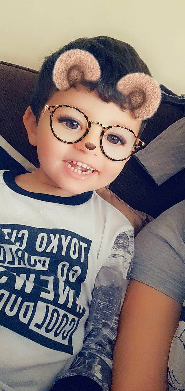 Kaïs a rejoint le concours — aidez-le/la à gagner de superbes lots ! black_hair, chin, cool, eyebrow, eyelash, eyewear, flash_photography, forehead, gesture, glasses, hairstyle, happy, human, jaw, mouth, neck, person, sleeve, smile, t_shirt