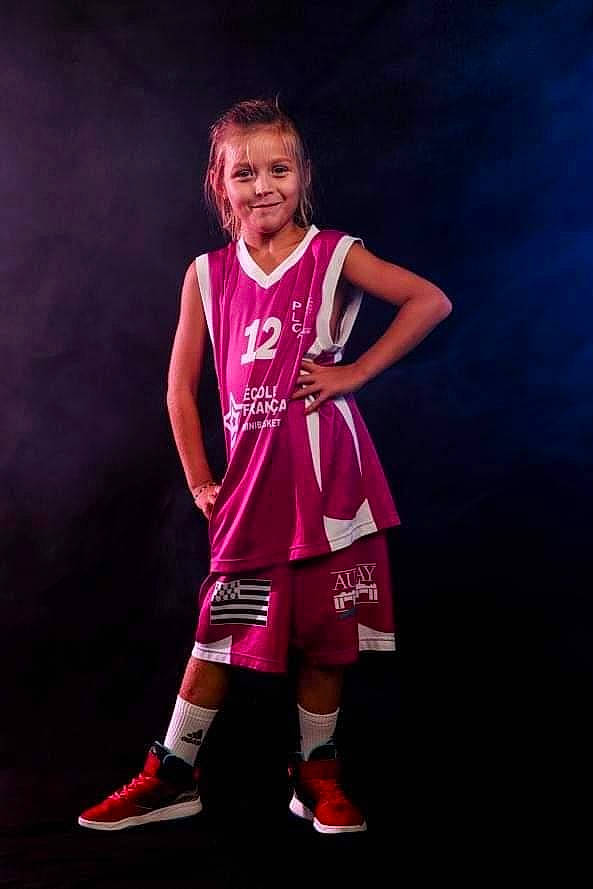 Loéline participe au concours pour gagner de l'argent avec cette photo : ball, boot, choreography, entertainment, event, fashion_design, flash_photography, human_leg, jersey, joy, knee, magenta, performing_arts, person, purple, sneakers, sock, sports_equipment, sports_uniform, sportswear