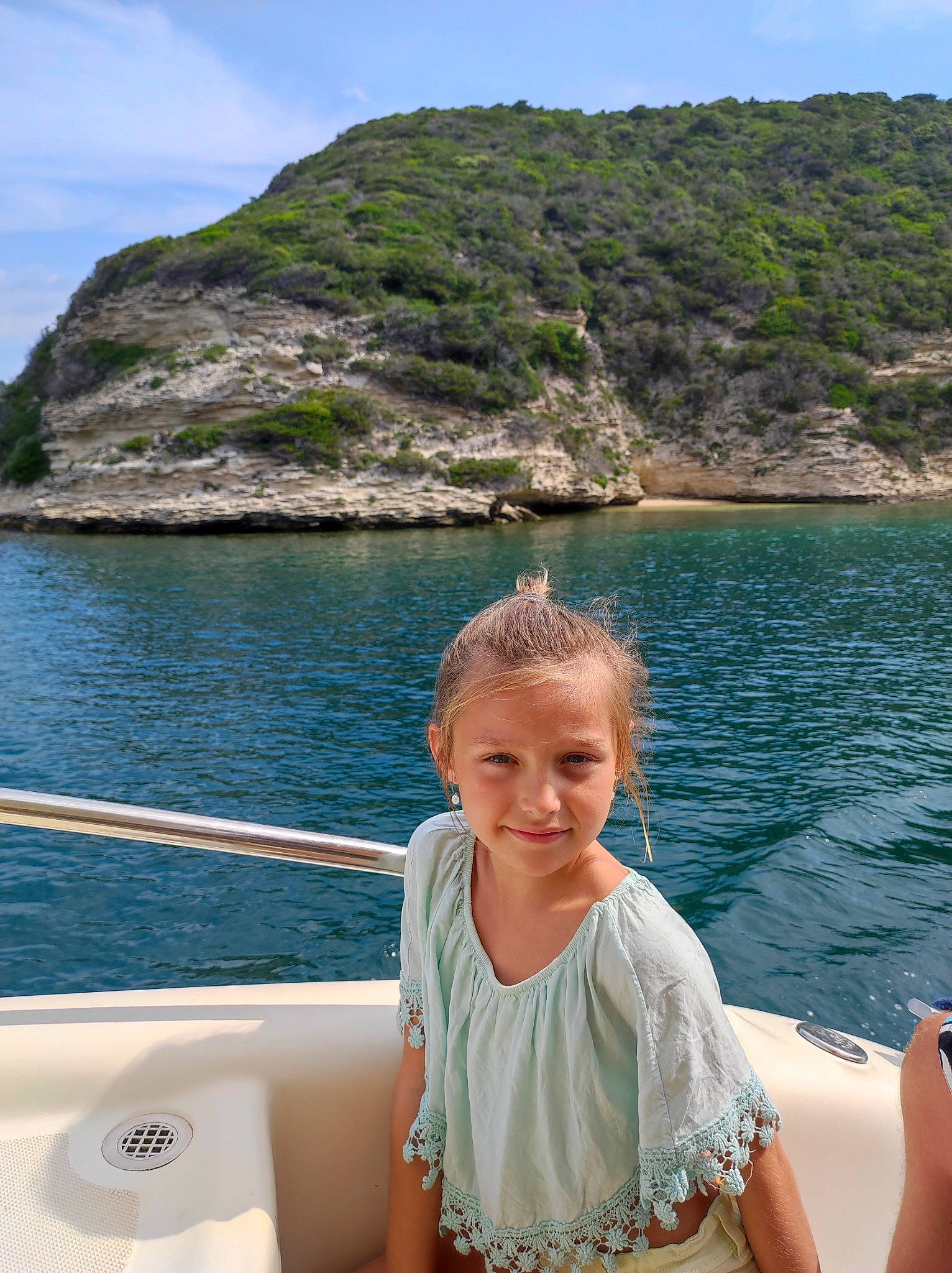 Loéline participe au concours pour gagner de l'argent avec cette photo : azure, boat, boats_and_boating_equipment_and_supplies, cloud, fun, happy, joy, lake, leisure, mountain, ocean, person, recreation, ship, sky, smile, toddler, tourism, travel, water