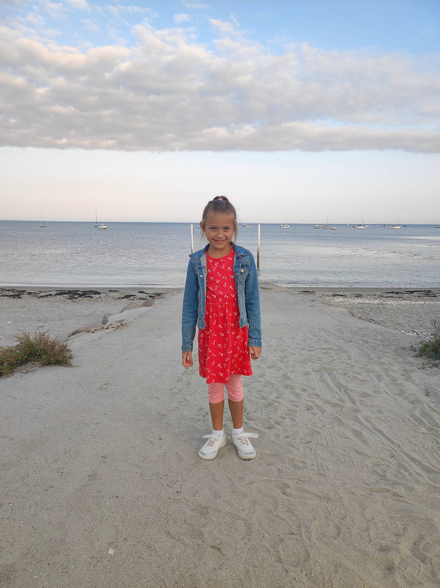 Loéline a rejoint le concours — aidez-le/la à gagner de superbes lots ! azure, beach, cloud, coastal_and_oceanic_landforms, electric_blue, fun, happy, horizon, joy, landscape, natural_environment, people_in_nature, person, plant, sand, sky, sleeve, summer, toddler, travel