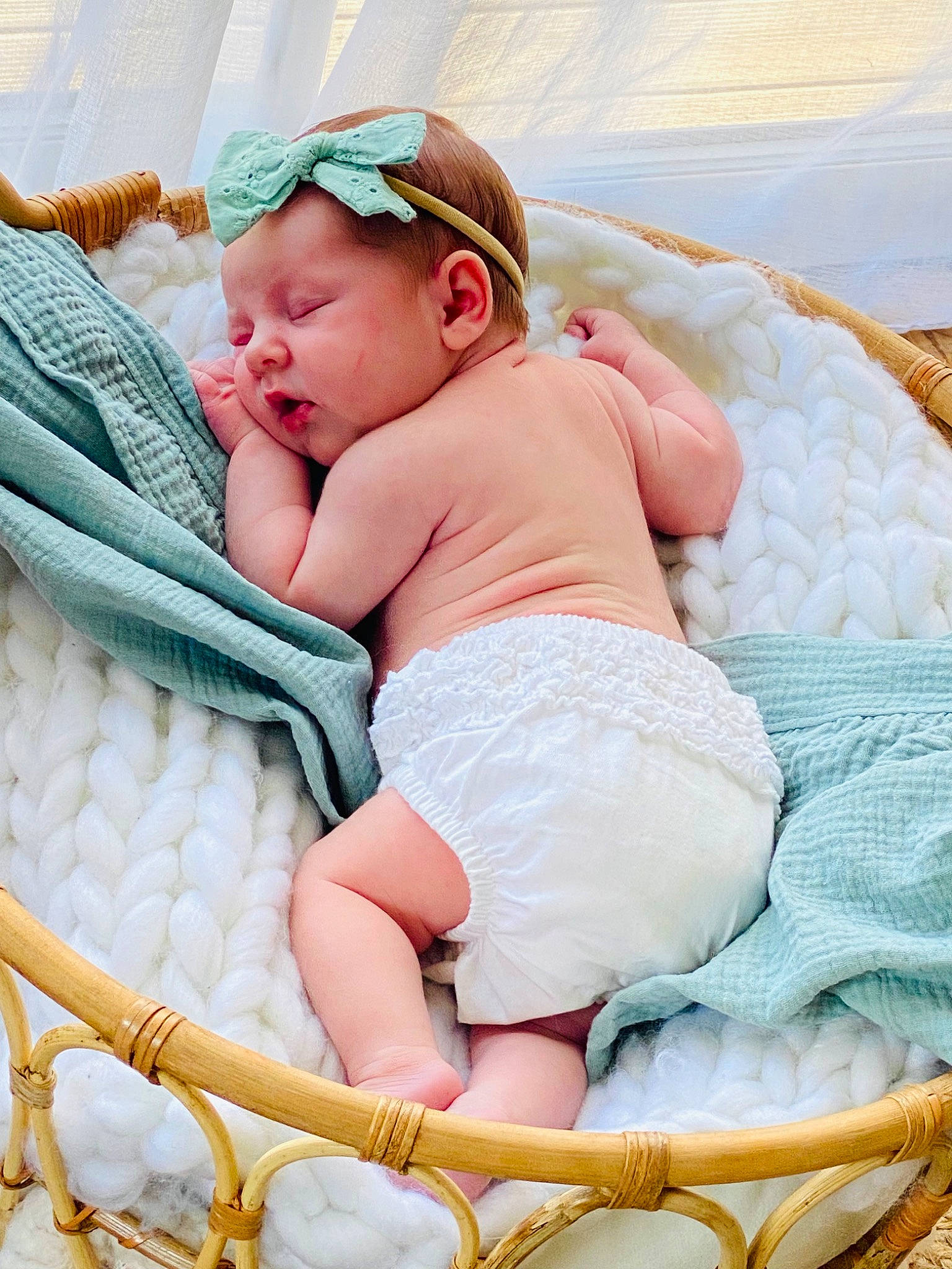 Lilly-rose a rejoint le concours — aidez-le/la à gagner de superbes lots ! baby, baby_products, baby_toddler_clothing, barefoot, cap, child, comfort, goggles, grass, happy, human_leg, linens, pattern, person, pink, sitting, skin, sunglasses, thigh, toddler