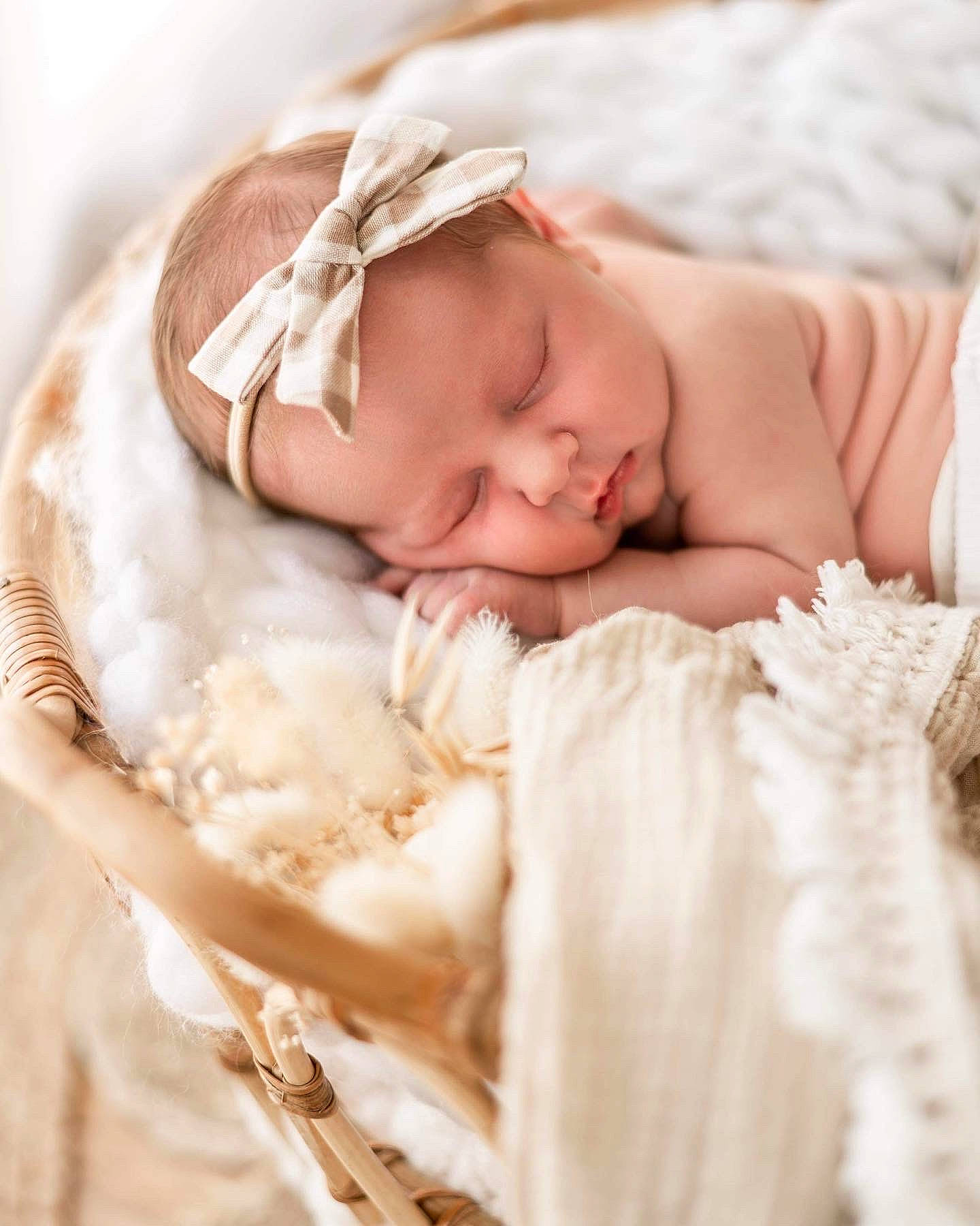 Lilly-rose a rejoint le concours — aidez-le/la à gagner de superbes lots ! arm, baby, baby_sleeping, bedding, bedtime, cap, child, comfort, eyelash, fashion_accessory, fur, hand, happy, headband, headpiece, jewellery, linens, pattern, person, portrait_photography