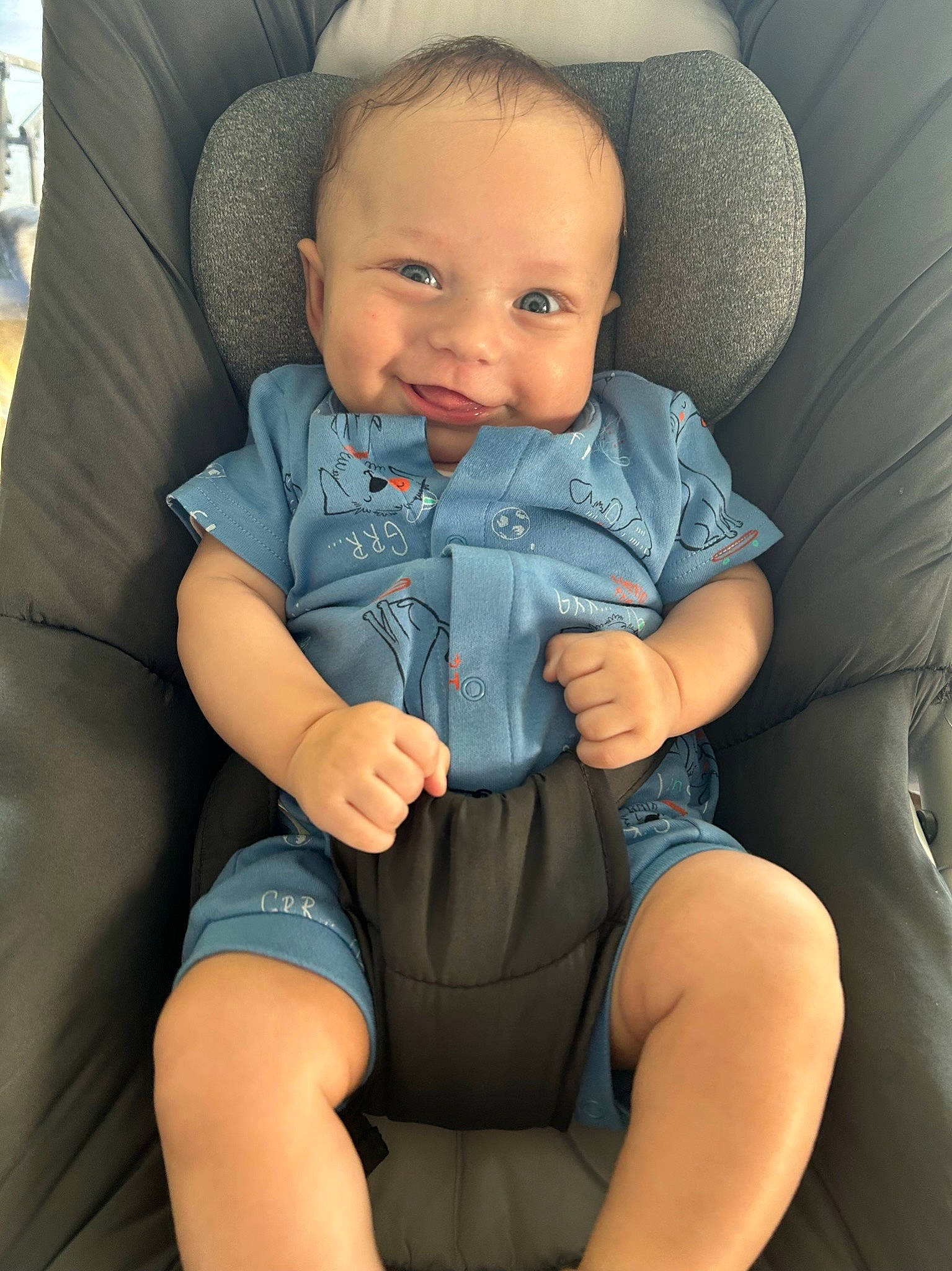 Lorenzo participe au concours pour gagner de l'argent avec cette photo : arm, auto_part, baby, baby_toddler_clothing, car_seat, car_seat_cover, chair, cheek, child, comfort, finger, knee, lap, leg, person, seat_belt, skin, smile, thigh, thumb