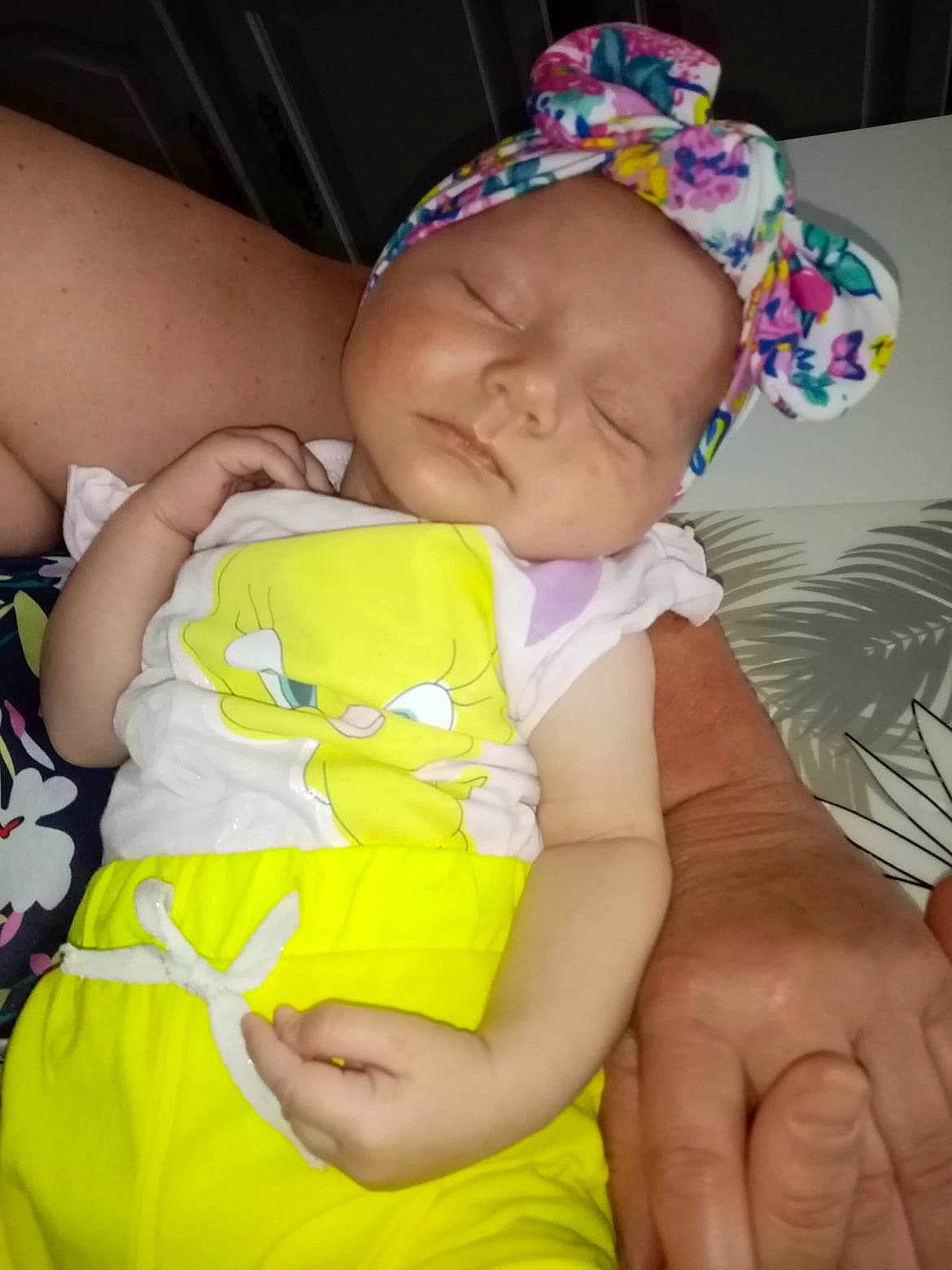 Nina-rose a rejoint le concours — aidez-le/la à gagner de superbes lots ! abdomen, baby, baby_products, baby_toddler_clothing, cheek, child, comfort, fashion_accessory, finger, fun, gesture, hand, happy, headwear, human_leg, nail, person, skin, smile, thigh