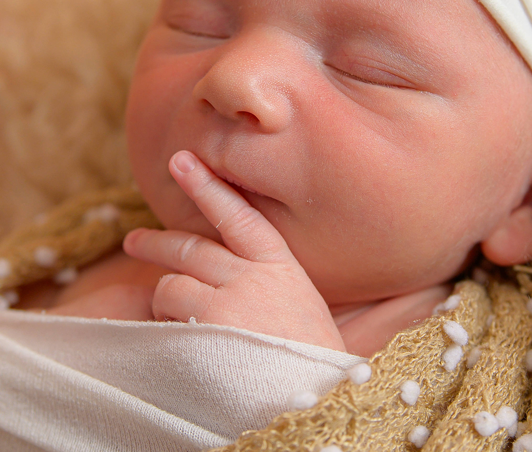 Nina-rose participe au concours pour gagner de l'argent avec cette photo : baby, cheek, comfort, ear, eye, eyelash, finger, gesture, hand, happy, human_body, lip, nail, neck, nose, person, skin, sleeve, smile, thumb