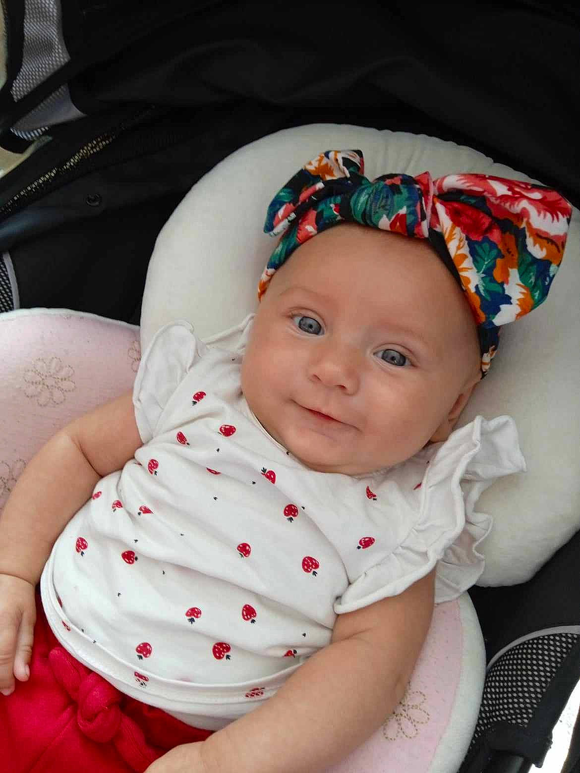 Nina-rose a rejoint le concours — aidez-le/la à gagner de superbes lots ! baby, baby_products, baby_toddler_clothing, cap, cheek, child, chin, comfort, eye, fashion_accessory, head, headgear, headwear, linens, pattern, person, pink, sitting, skin, sleeve