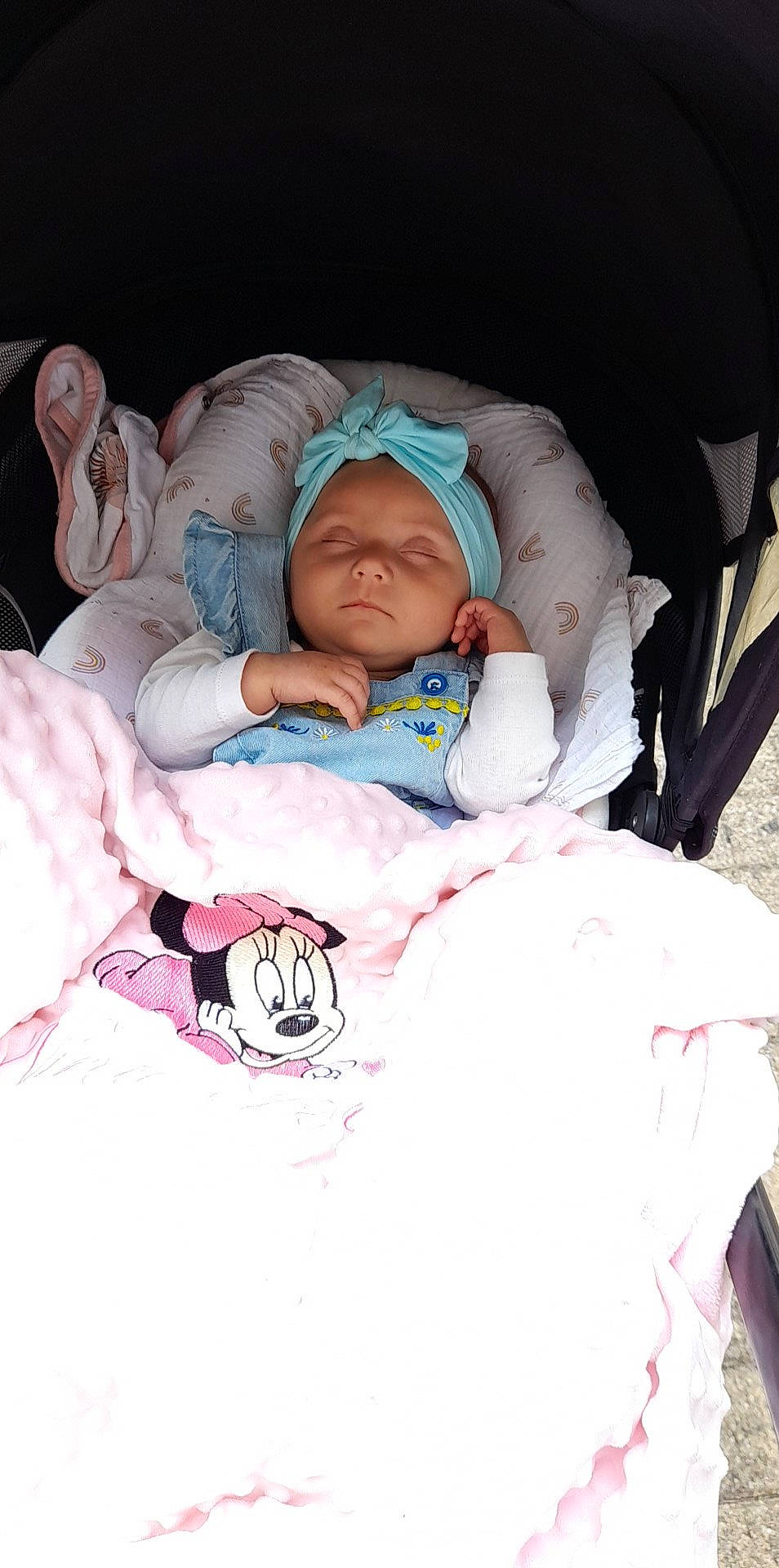 Nina-rose a rejoint le concours — aidez-le/la à gagner de superbes lots ! baby, baby_products, baby_safety, baby_sleeping, baby_toddler_clothing, bed, bedding, bedtime, carmine, cheek, child, comfort, eye, headwear, human_body, linens, nap, person, pink, room