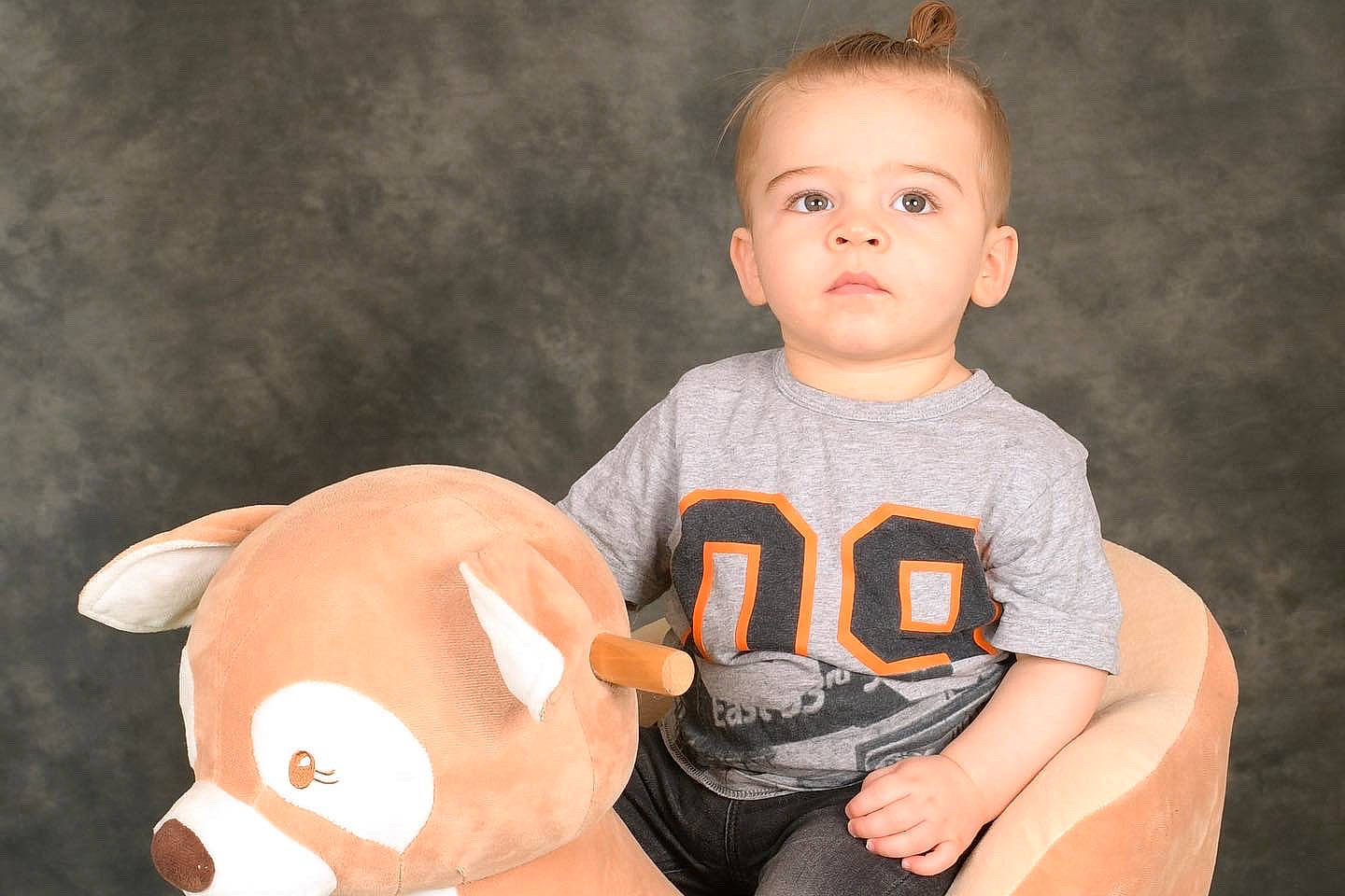 Maé a rejoint le concours — aidez-le/la à gagner de superbes lots ! arm, baby_toddler_clothing, cheek, eye, facial_expression, finger, flash_photography, fun, hairstyle, happy, head, human_body, neck, nose, orange, person, skin, sleeve, t_shirt, toddler