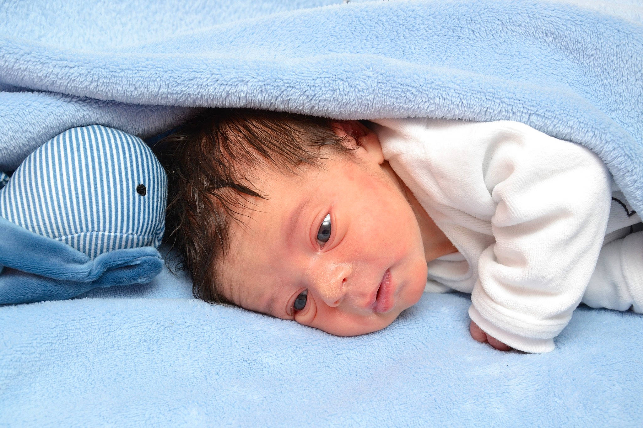 Yanis participe au concours pour gagner de l'argent avec cette photo : baby, baby_sleeping, bedtime, child, comfort, eye, person, skin, toddler