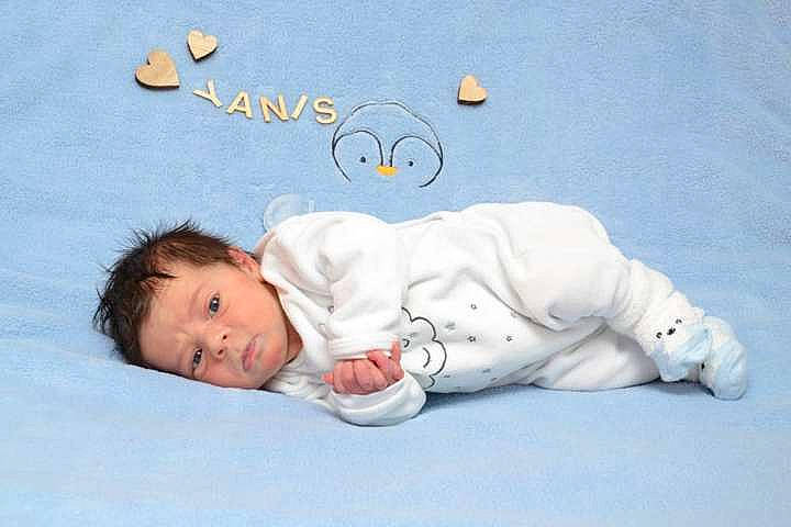 Yanis a rejoint le concours — aidez-le/la à gagner de superbes lots ! baby, bedtime, child, person, toddler