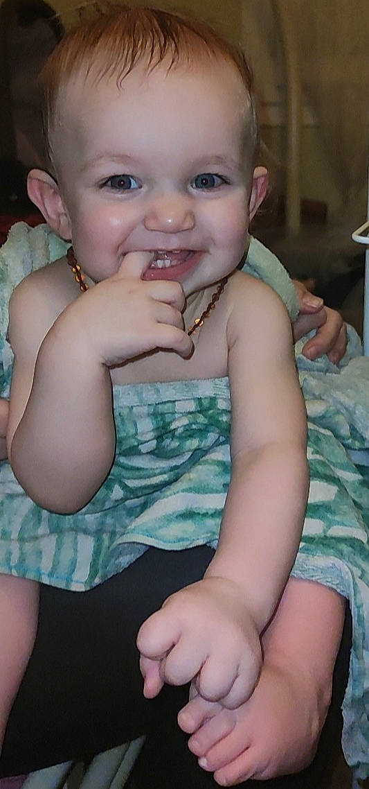 Lily-rose participe au concours pour gagner de l'argent avec cette photo : arm, baby_toddler_clothing, black, cheek, chin, eye, face, facial_expression, gesture, green, hairstyle, hand, iris, joy, mouth, muscle, nose, organ, person, photograph