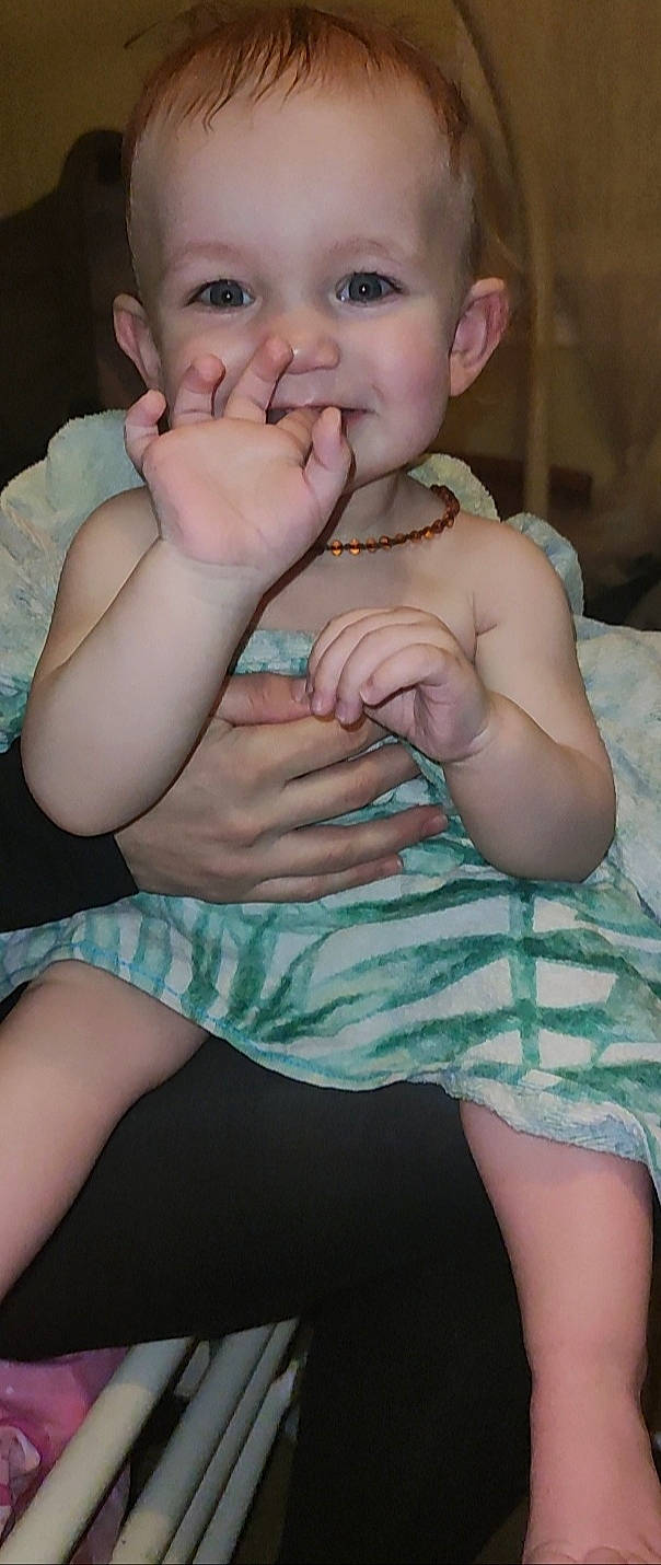 Lily-rose a rejoint le concours — aidez-le/la à gagner de superbes lots ! arm, baby, baby_toddler_clothing, cheek, eyelash, finger, gesture, green, hand, happy, joint, joy, leg, lip, mouth, muscle, neck, nose, person, skin