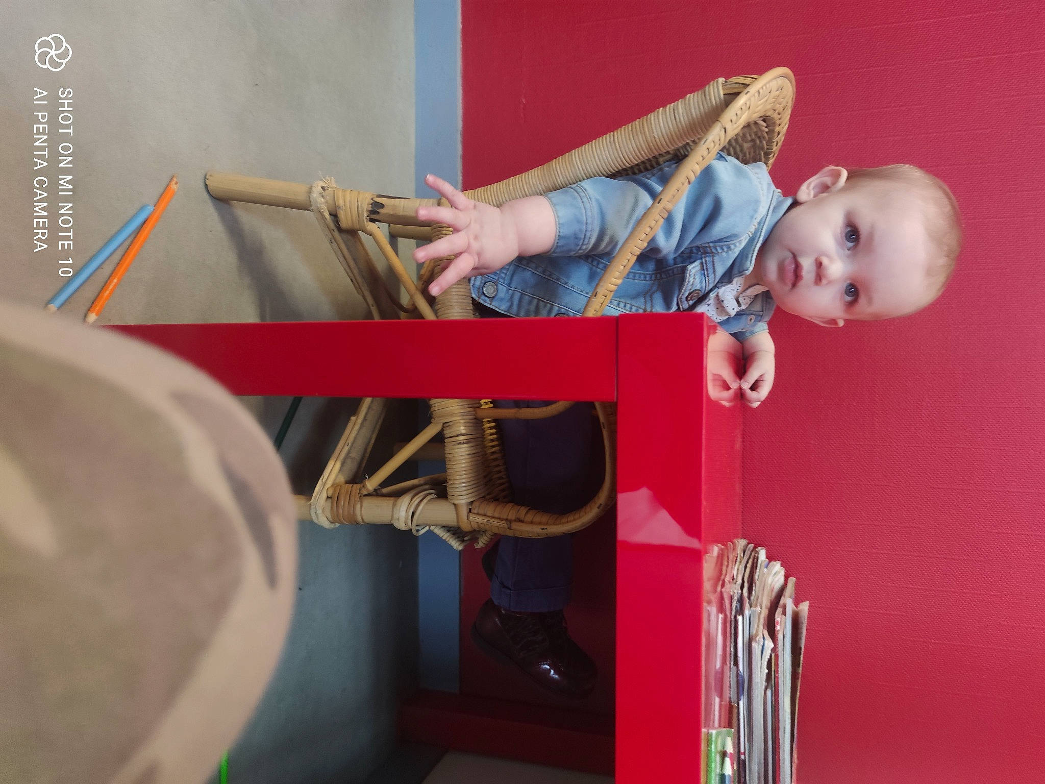 Lily-rose a rejoint le concours — aidez-le/la à gagner de superbes lots ! art, baby, baby_products, chair, child, couch, flooring, fun, leisure, magenta, pattern, person, room, sitting, toddler, visual_arts, wood