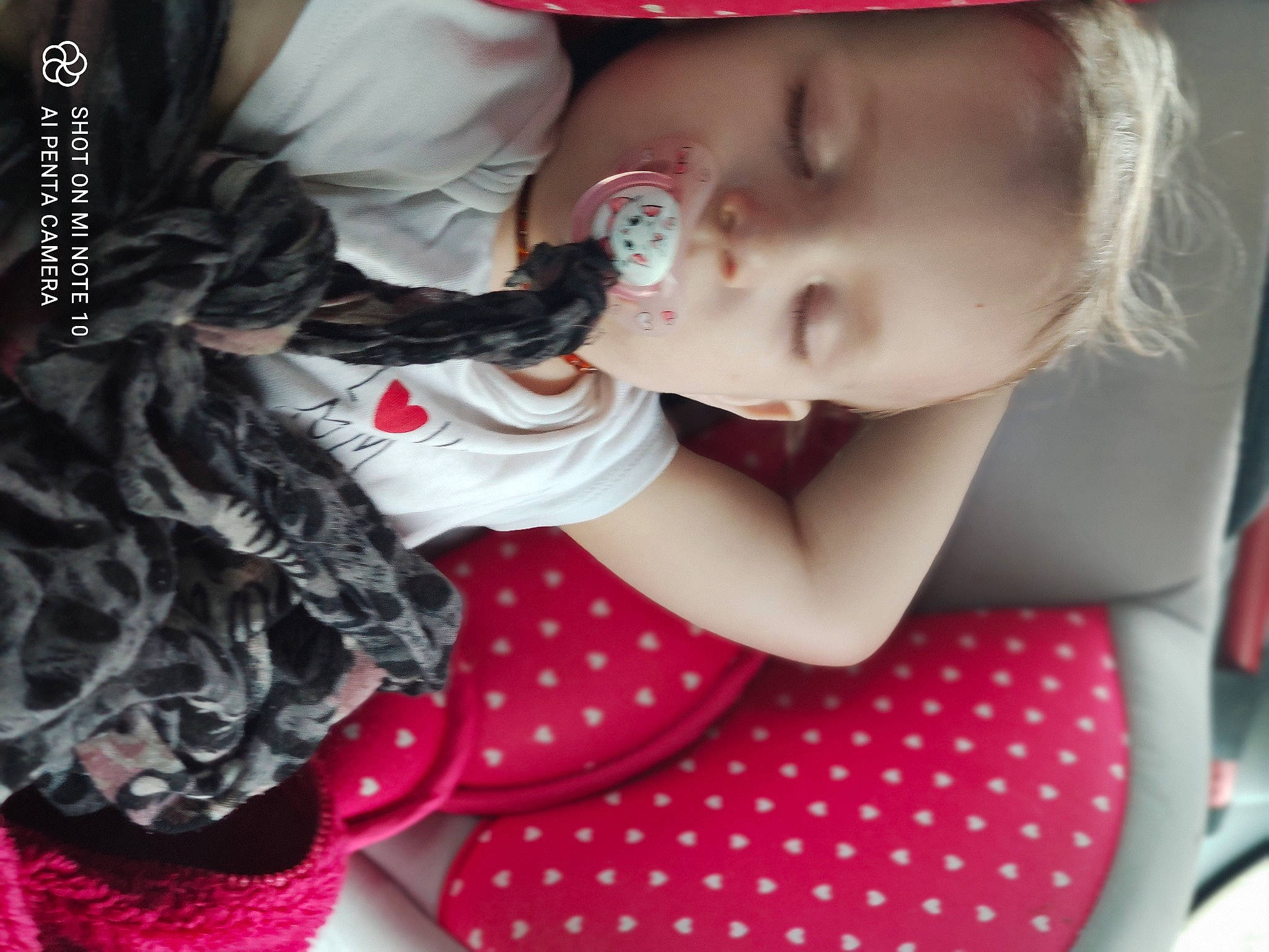 Lily-rose a rejoint le concours — aidez-le/la à gagner de superbes lots ! baby_toddler_clothing, cheek, cool, dress, eyelash, facial_expression, finger, gesture, hairstyle, happy, lip, mouth, neck, organ, person, pink, red, skin, sleeve, toddler