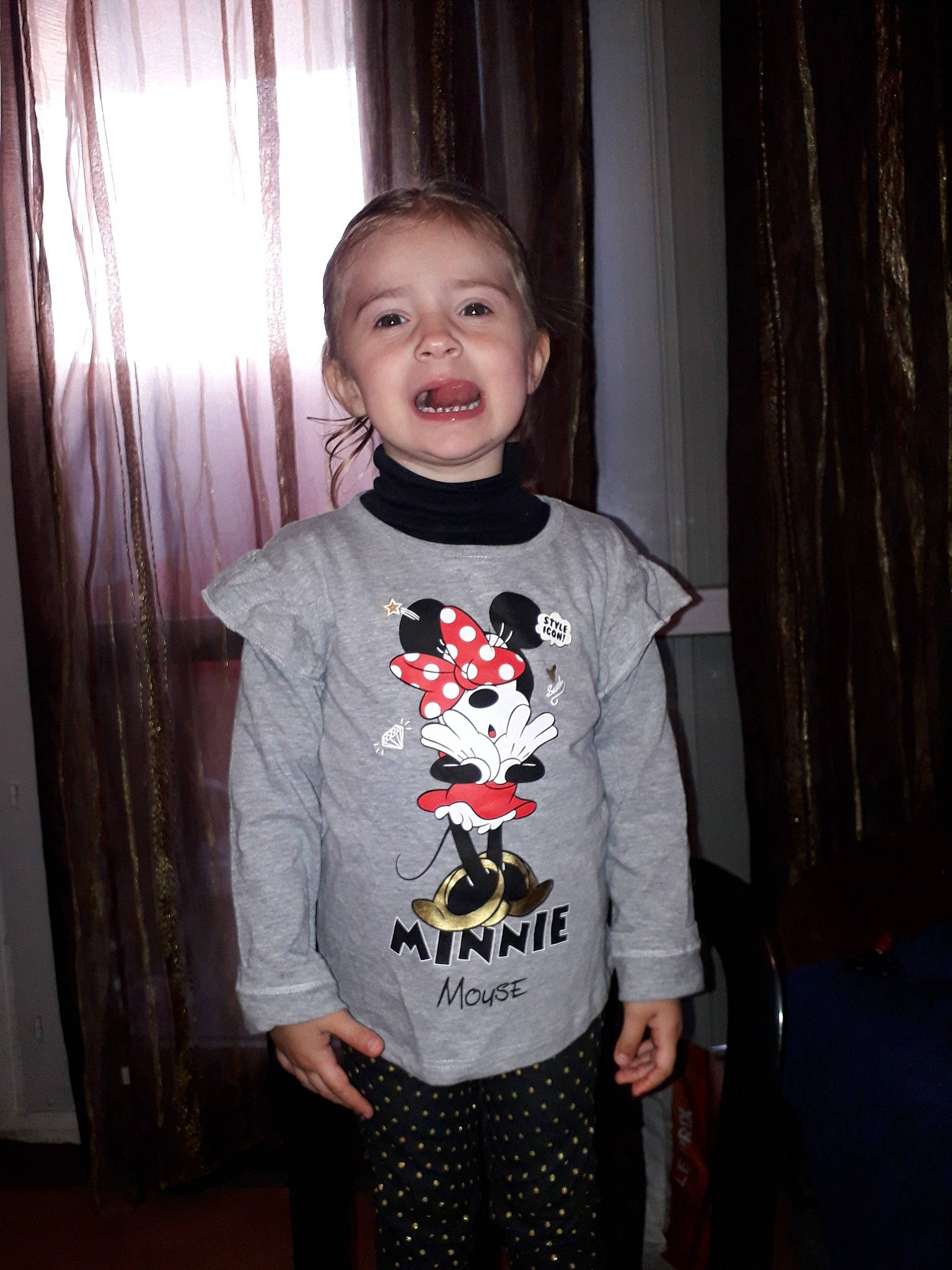 Zoe a rejoint le concours — aidez-le/la à gagner de superbes lots ! child, person, sleeve, smile, standing, t_shirt, toddler, top