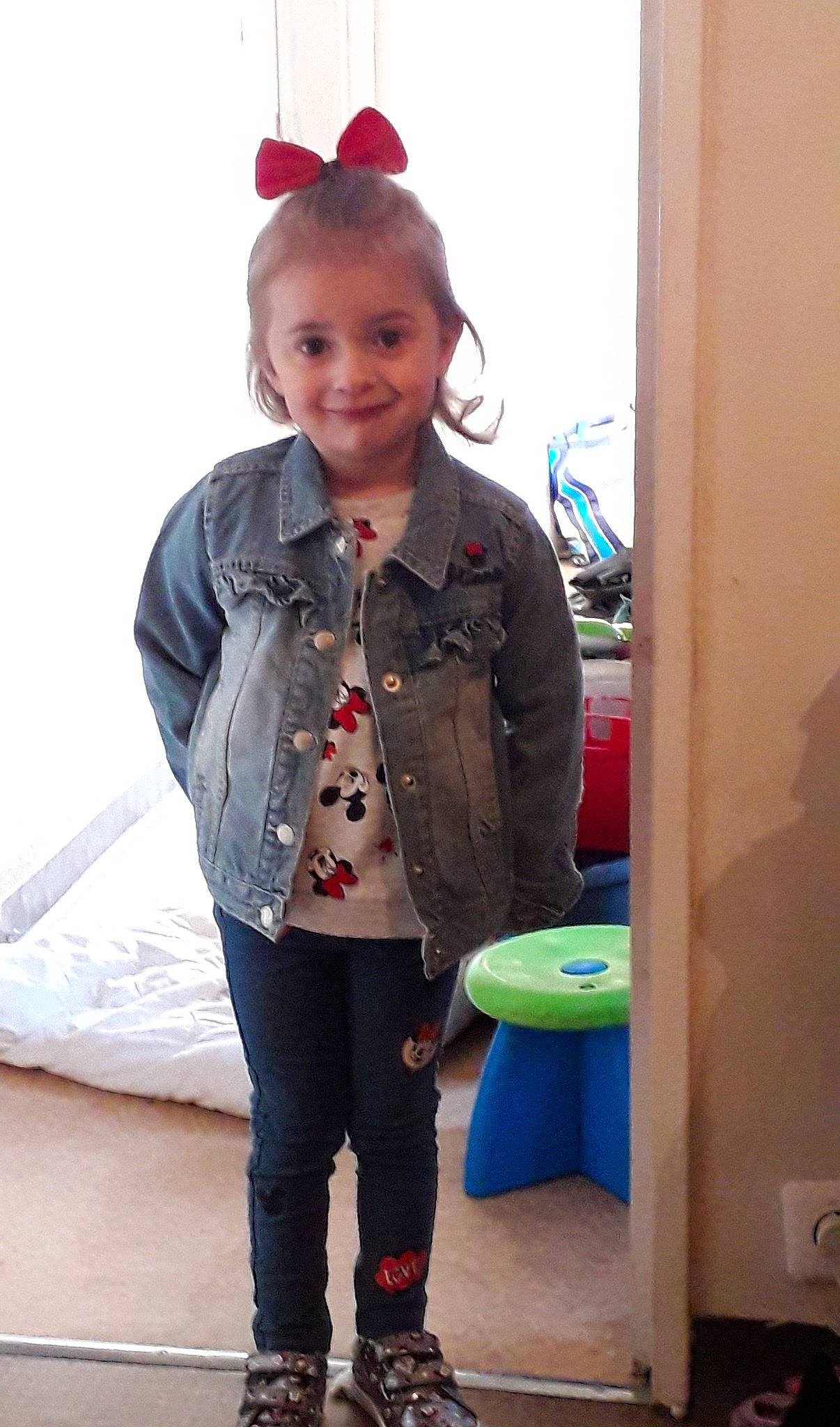 Zoe a rejoint le concours — aidez-le/la à gagner de superbes lots ! child, child_model, clothing, coat, denim, jacket, jeans, joy, outerwear, person, sleeve, standing, toddler, top