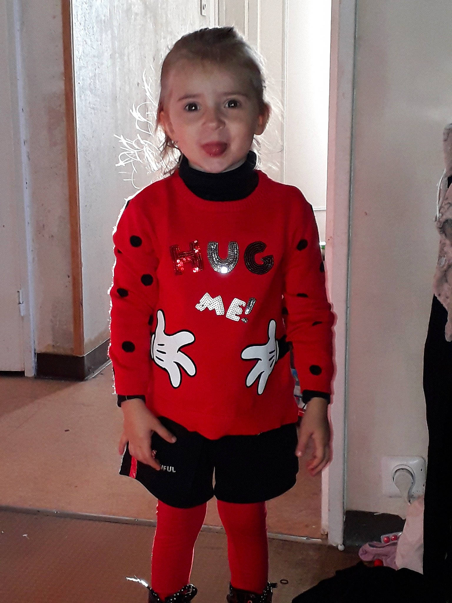 Zoe participe au concours pour gagner de l'argent avec cette photo : child, clothing, outerwear, person, red, sleeve, standing, t_shirt, toddler