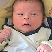 Emilio a rejoint le concours — aidez-le/la à gagner de superbes lots ! baby, newborn, infant, face, clothing, blanket, fist, sleepy, cute, portrait, person, skin, head, expression, soft, young, indoors, child, cozy, wrapped