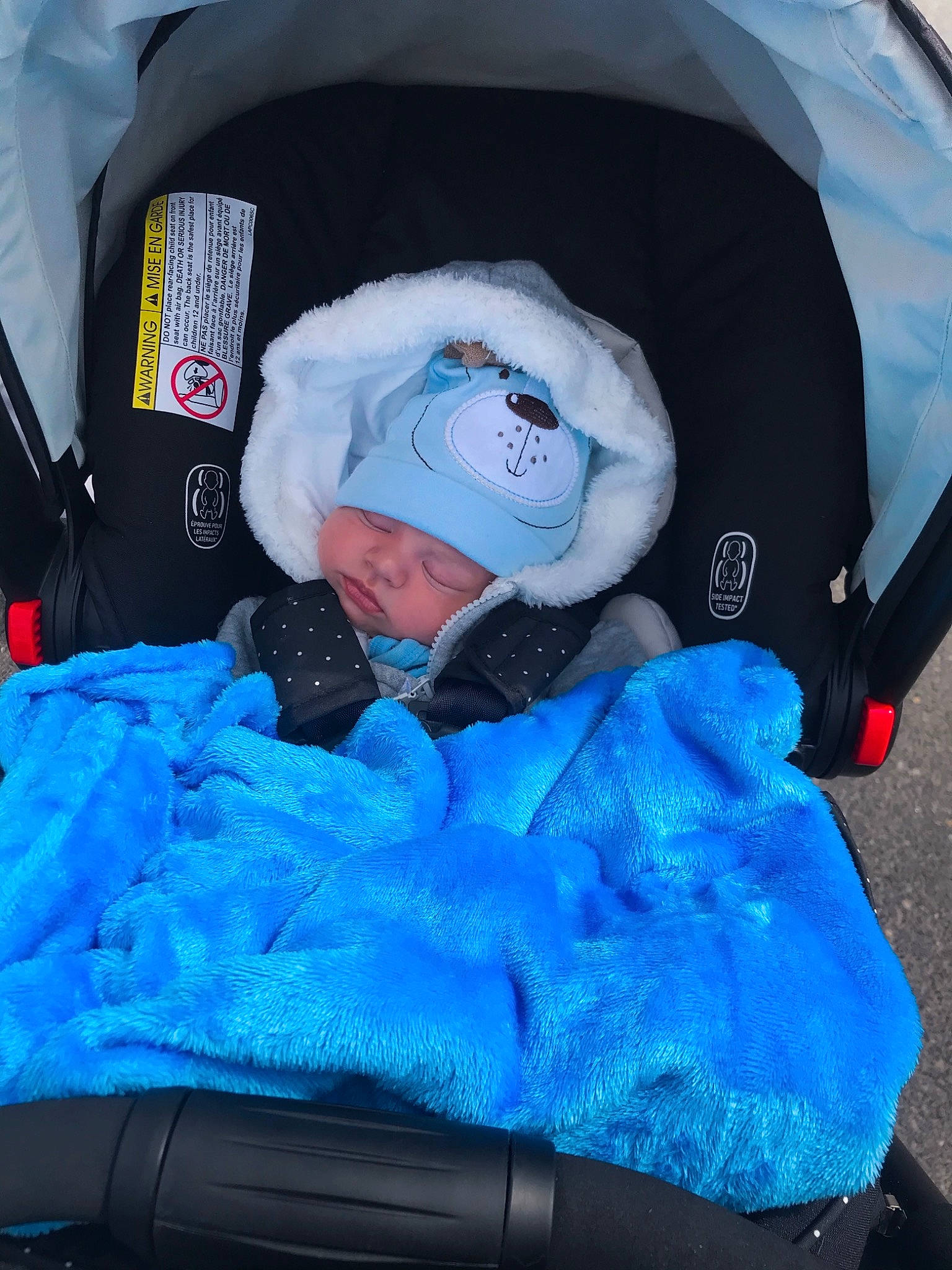 Logan participe au concours pour gagner de l'argent avec cette photo : azure, baby, baby_products, baby_toddler_clothing, black, blue, child, comfort, electric_blue, freezing, fun, headwear, person, personal_protective_equipment, product, recreation, sleeve, toddler, winter
