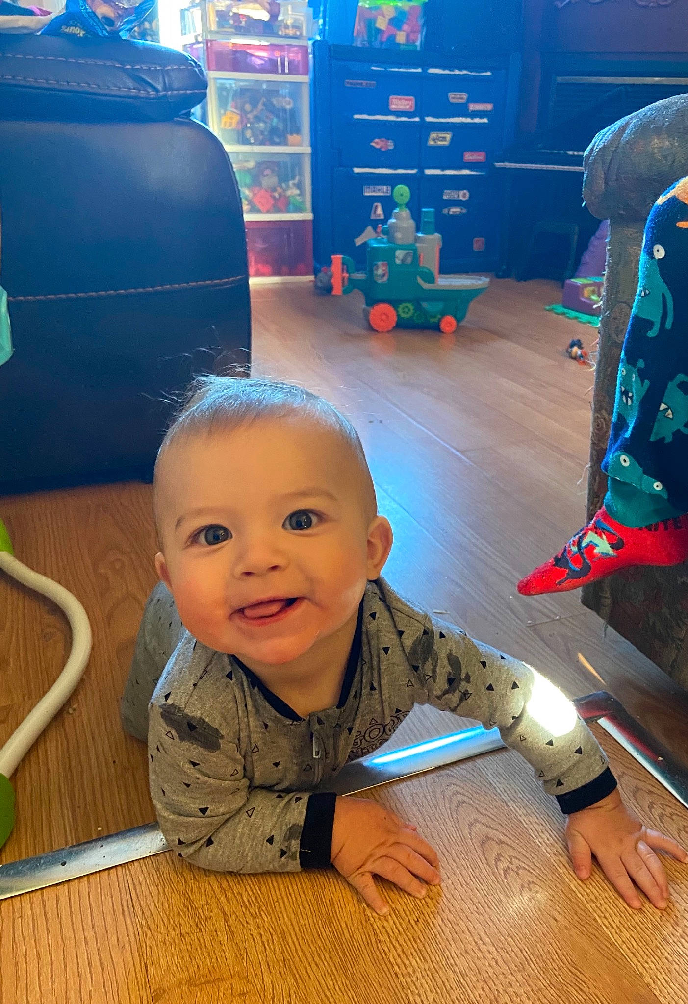 Logan participe au concours pour gagner de l'argent avec cette photo : baby, baby_toddler_clothing, blue, child, electric_blue, electronic_device, flooring, fun, gas, hairstyle, hardwood, joy, people, person, photograph, play, product, smile, snapshot, standing