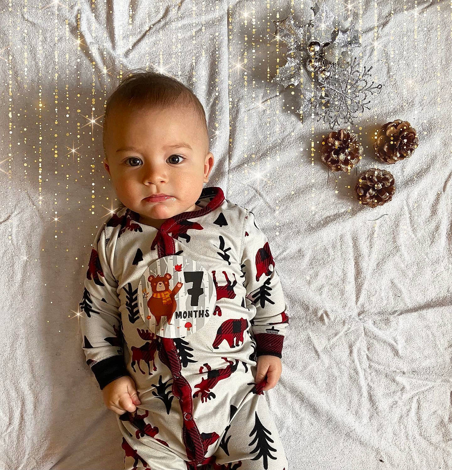Logan participe au concours pour gagner de l'argent avec cette photo : baby, baby_toddler_clothing, child, collar, dress, eye, face, flooring, happy, head, insect, linens, long_sleeved_t_shirt, pattern, person, sitting, skin, sleeve, t_shirt, toddler