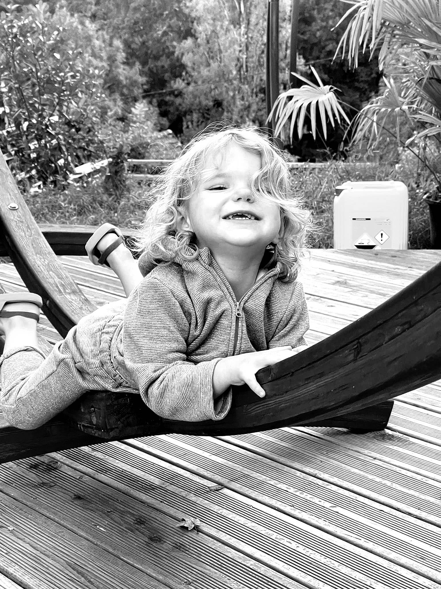 Joyce a rejoint le concours — aidez-le/la à gagner de superbes lots ! black, black_and_white, comfort, flash_photography, grass, happy, joy, monochrome, nature, organ, people_in_nature, person, photograph, plant, public_space, smile, style, toddler, tree, white