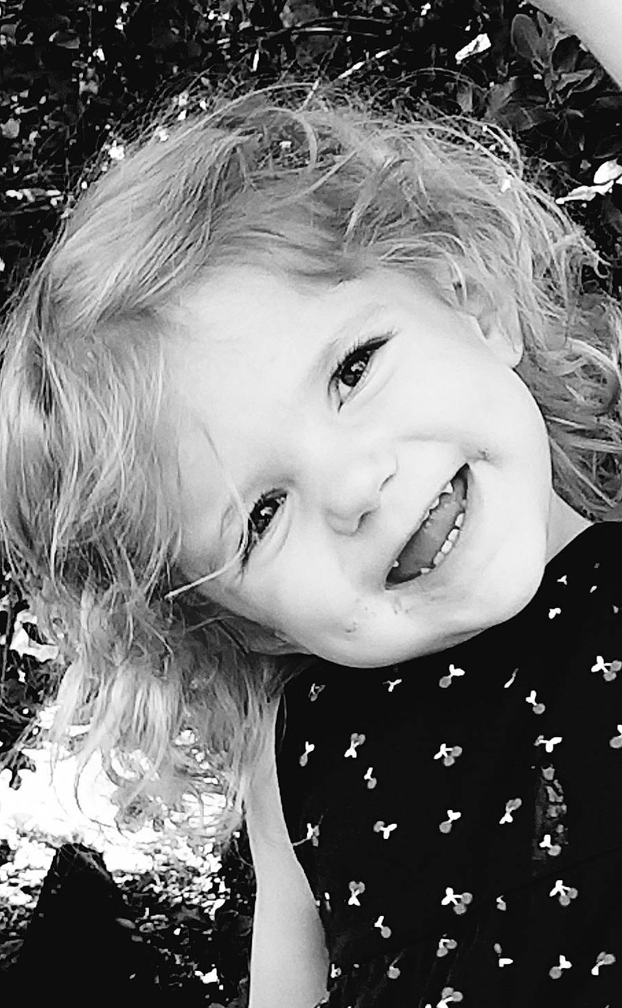 Joyce participe au concours pour gagner de l'argent avec cette photo : black, cheek, chin, eye, eyebrow, facial_expression, flash_photography, hairstyle, head, human, joy, lip, mouth, nose, organ, people_in_nature, person, photograph, skin, smile