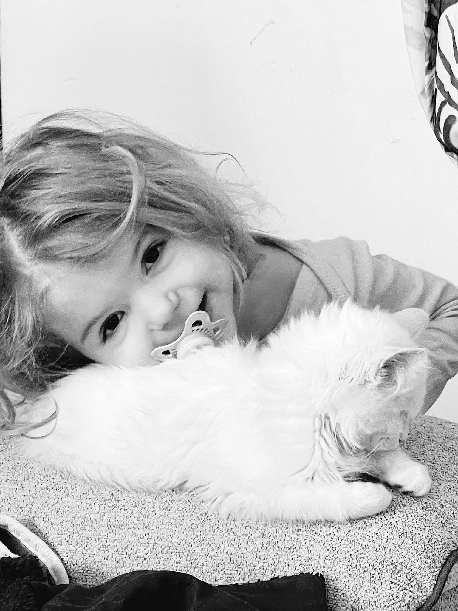 Joyce participe au concours pour gagner de l'argent avec cette photo : black, black_and_white, blond, carnivore, child, comfort, companion_dog, flash_photography, gesture, grass, hairstyle, happy, human_leg, joy, long_hair, monochrome, monochrome_photography, person, photograph, smile