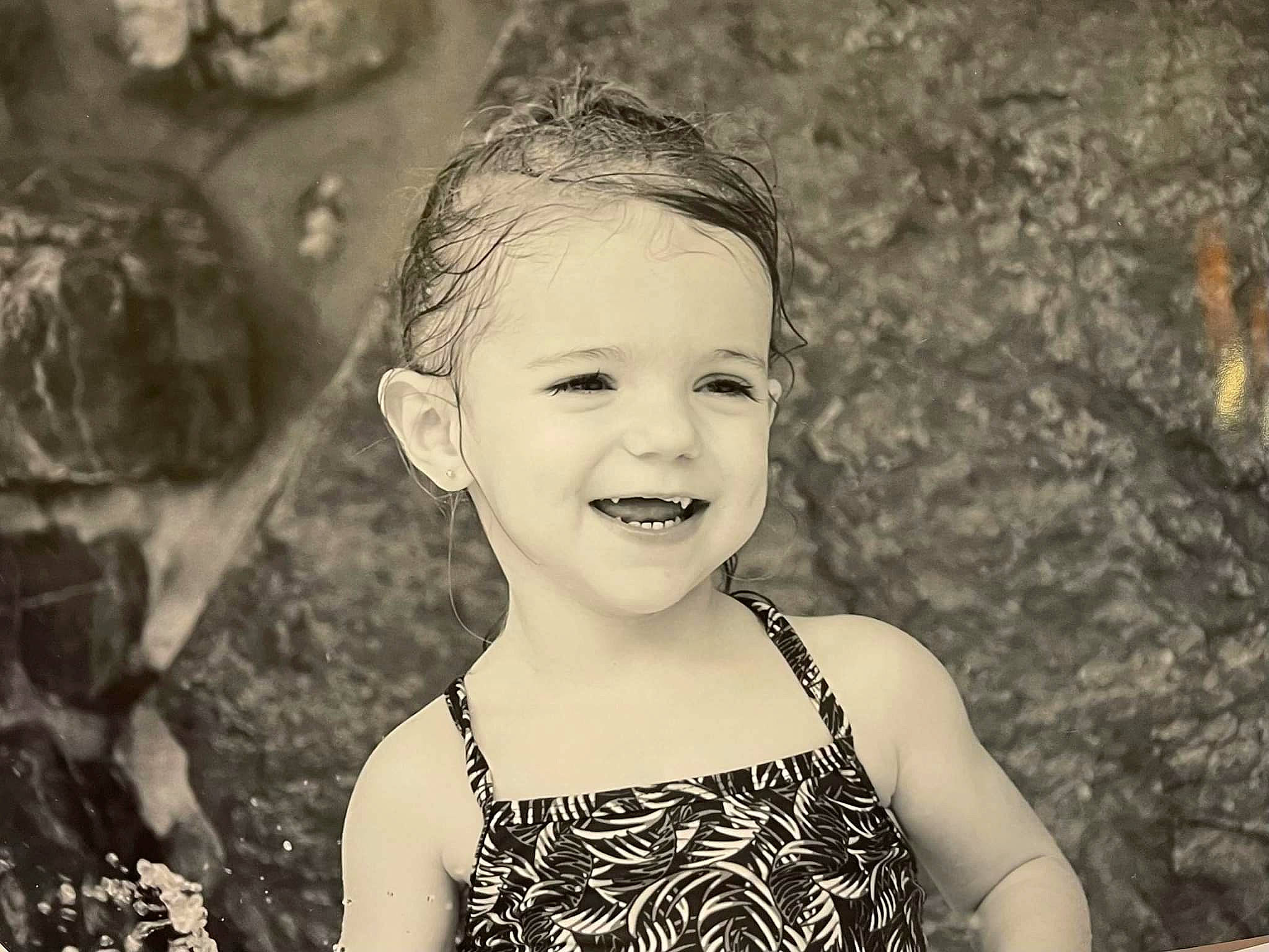 Joyce participe au concours pour gagner de l'argent avec cette photo : adaptation, black, black_and_white, chin, eye, flash_photography, grass, happy, iris, joy, leaf, lip, nose, organ, people_in_nature, person, photograph, skin, smile, style