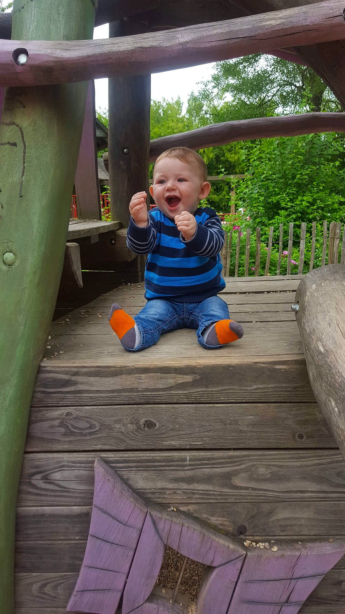 Matthys participe au concours pour gagner de l'argent avec cette photo : child, fun, leisure, nose, person, plant, play, sitting, skin, smile, toddler, tree, vacation, wood