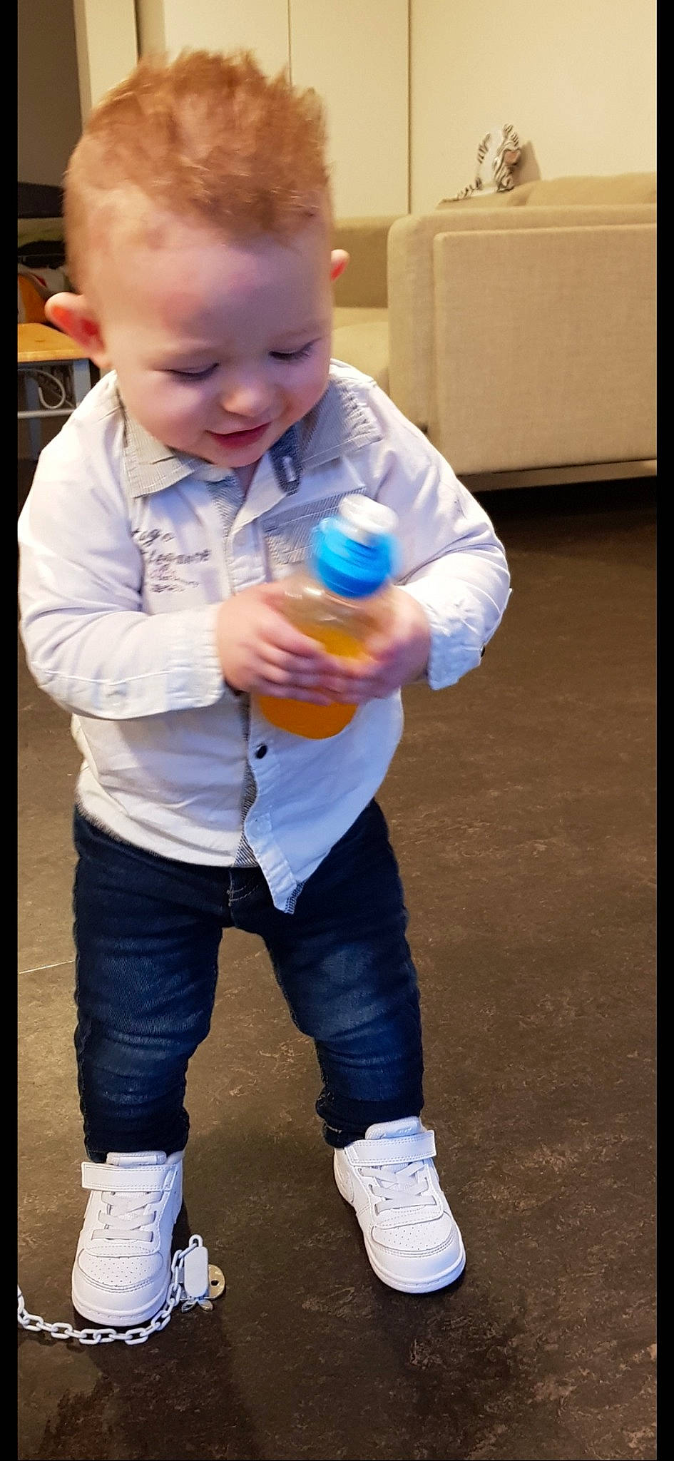 Matthys a rejoint le concours — aidez-le/la à gagner de superbes lots ! baby, child, jeans, person, plastic_bottle, play, shoe, standing, toddler, water