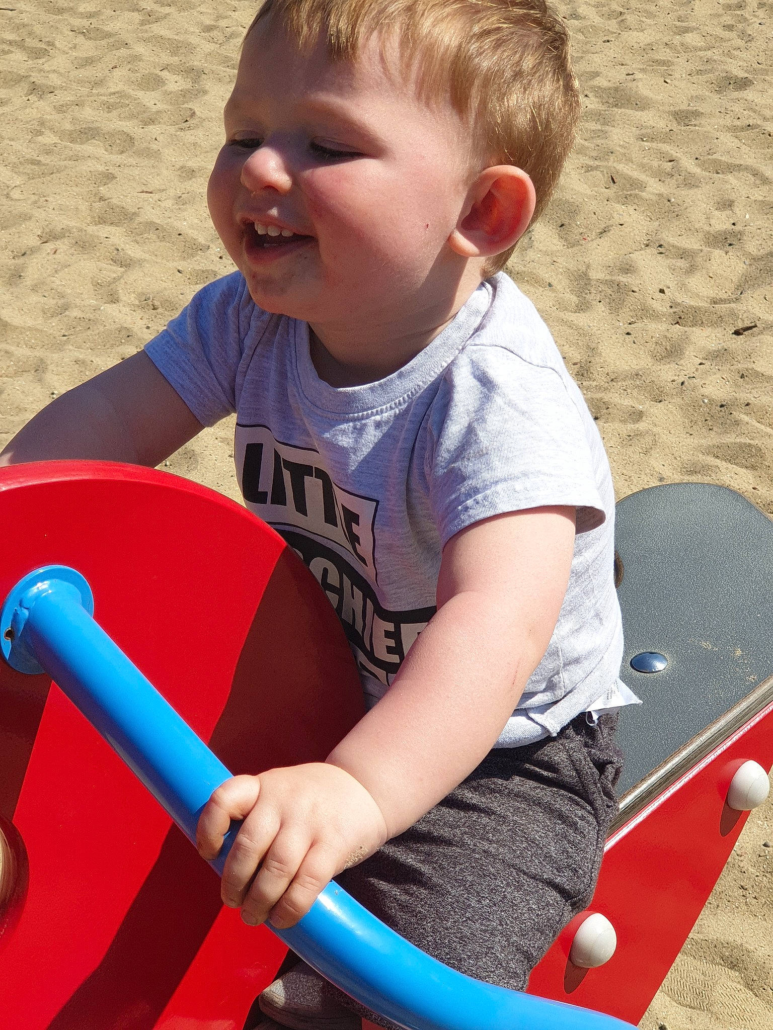 Matthys a rejoint le concours — aidez-le/la à gagner de superbes lots ! child, fun, leisure, outdoor_play_equipment, person, play, playground, public_space, recreation, toddler