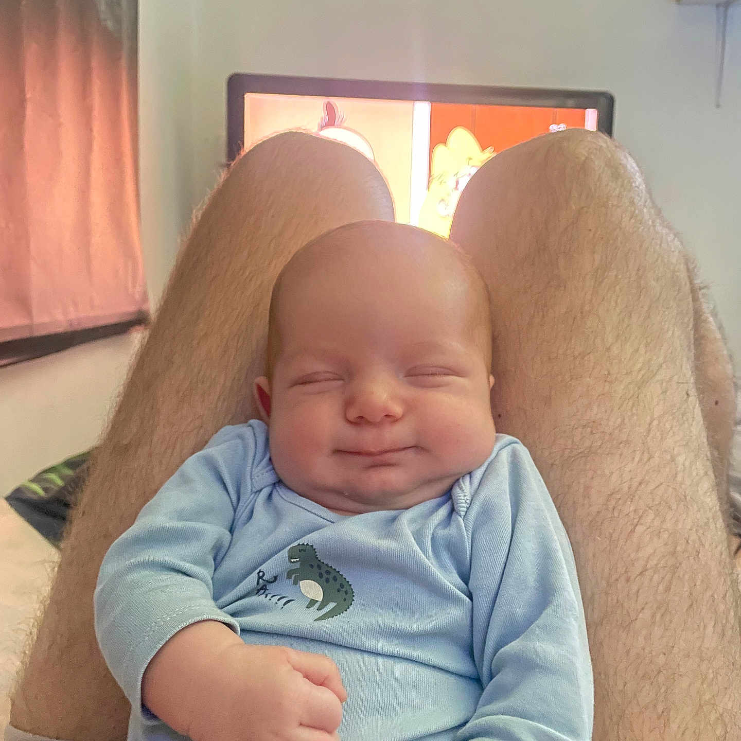 Lyam participe au concours pour gagner de l'argent avec cette photo : baby, blue_onesie, cartoon, child, cute, dinosaur_print, fingers, hairy_legs, hand, home, indoor, infant, legs, peaceful, person, portrait, relaxed, sleepy, smiling, television