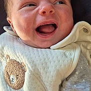 Léon a rejoint le concours — aidez-le/la à gagner de superbes lots ! baby, infant, smiling, face, expression, clothing, bear_patch, white_outfit, cute, happy, portrait, child, newborn, closeup, skin, head, person, lying_down, soft_light, indoor