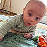 Martin participe au concours pour gagner de l'argent avec cette photo : baby, child, indoor, playmat, toy, curious, wide_eyes, expression, infant, clothing, floor, colorful, person, cute, young, hand, face, head, home, playtime