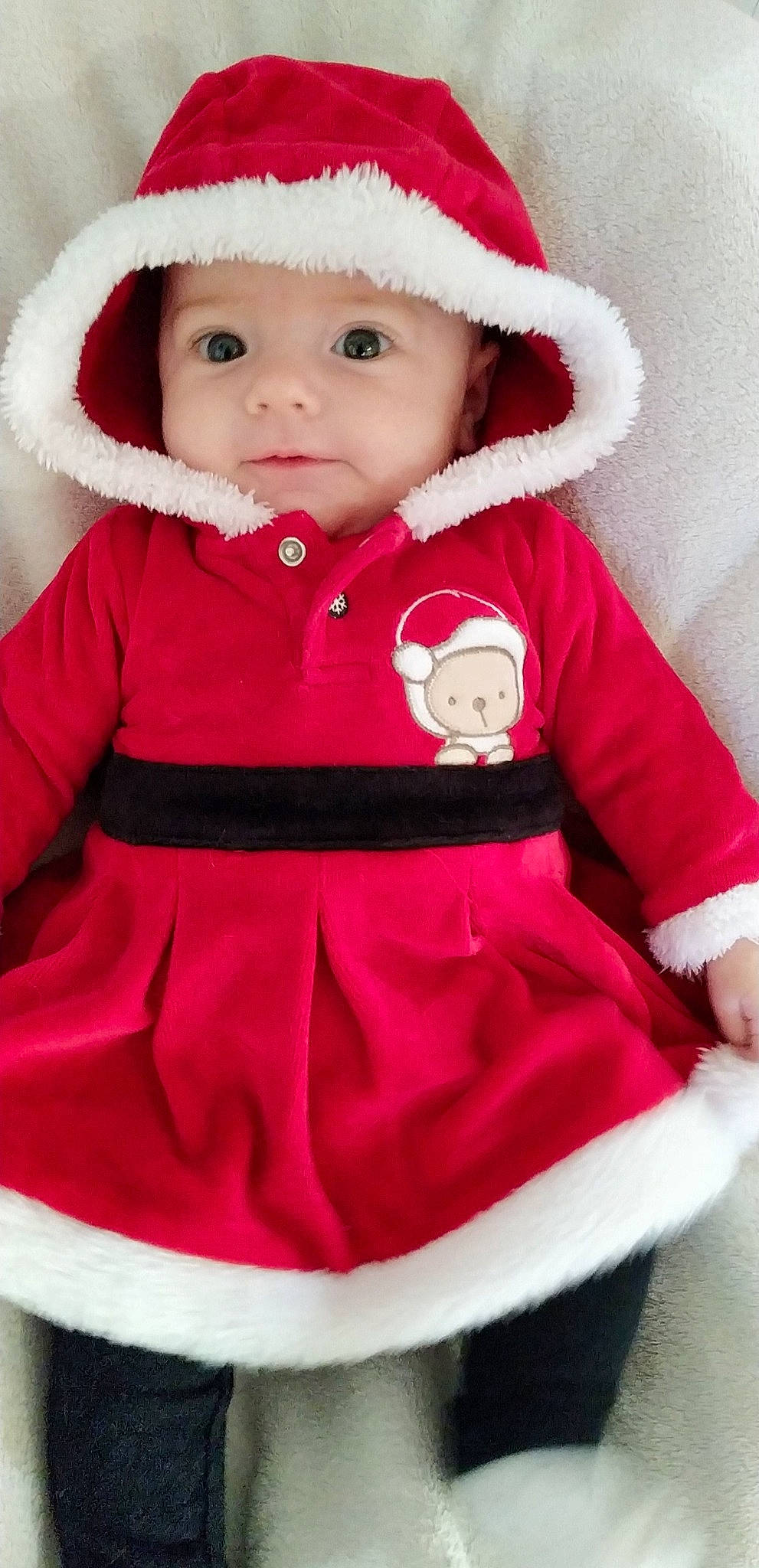 Jade participe au concours pour gagner de l'argent avec cette photo : baby, baby_toddler_clothing, bonnet, cheek, child, child_model, costume, costume_accessory, embellishment, fur, fur_clothing, headwear, hood, lip, person, red, sleeve, textile, toddler, winter