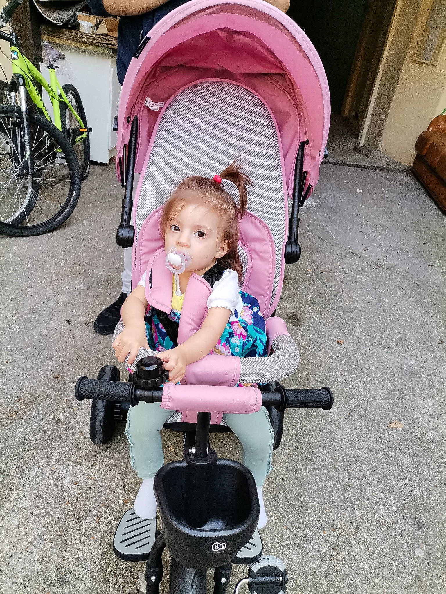 Maëlia participe au concours pour gagner de l'argent avec cette photo : baby_carriage, baby_products, bicycle_wheel, child, comfort, hand, lap, leg, magenta, person, photograph, pink, plant, product, public_space, skin, tire, toddler, wheel, wheelchair
