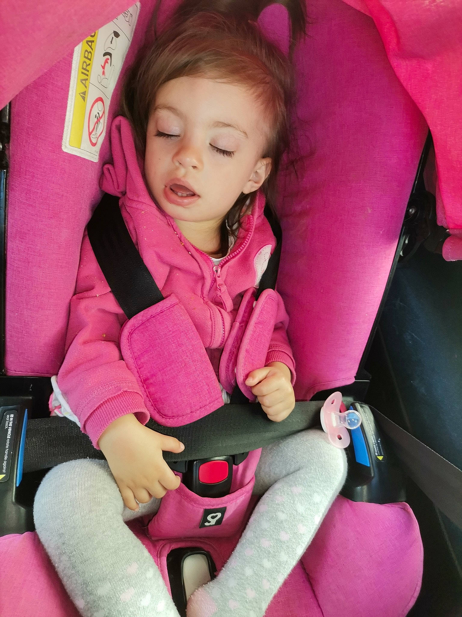 Maëlia participe au concours pour gagner de l'argent avec cette photo : baby_in_car_seat, car_seat, cheek, comfort, cool, facial_expression, finger, leisure, magenta, mammal, material_property, mouth, nose, organ, person, pink, purple, seat_belt, skin, textile