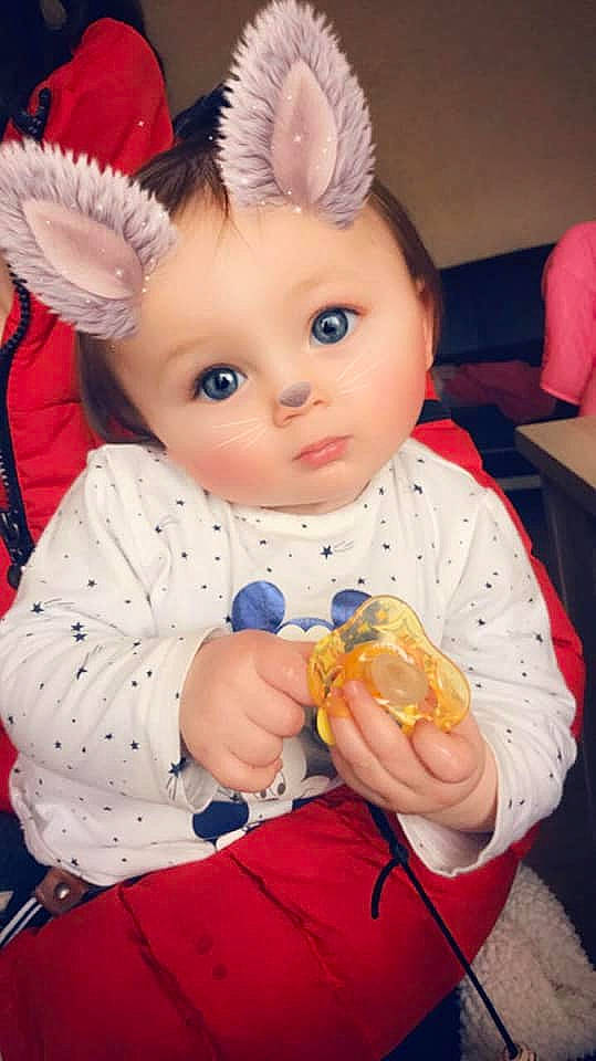 Leo participe au concours pour gagner de l'argent avec cette photo : cheek, child, ear, eye, face, finger, girl, head, infant, iris, person, play, product, skin, toddler