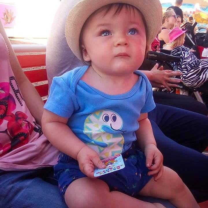 Leo participe au concours pour gagner de l'argent avec cette photo : abdomen, arm, baby_products, blue, cheek, child, cool, day, fun, girl, infant, leg, mouth, person, product, sitting, skin, smile, toddler