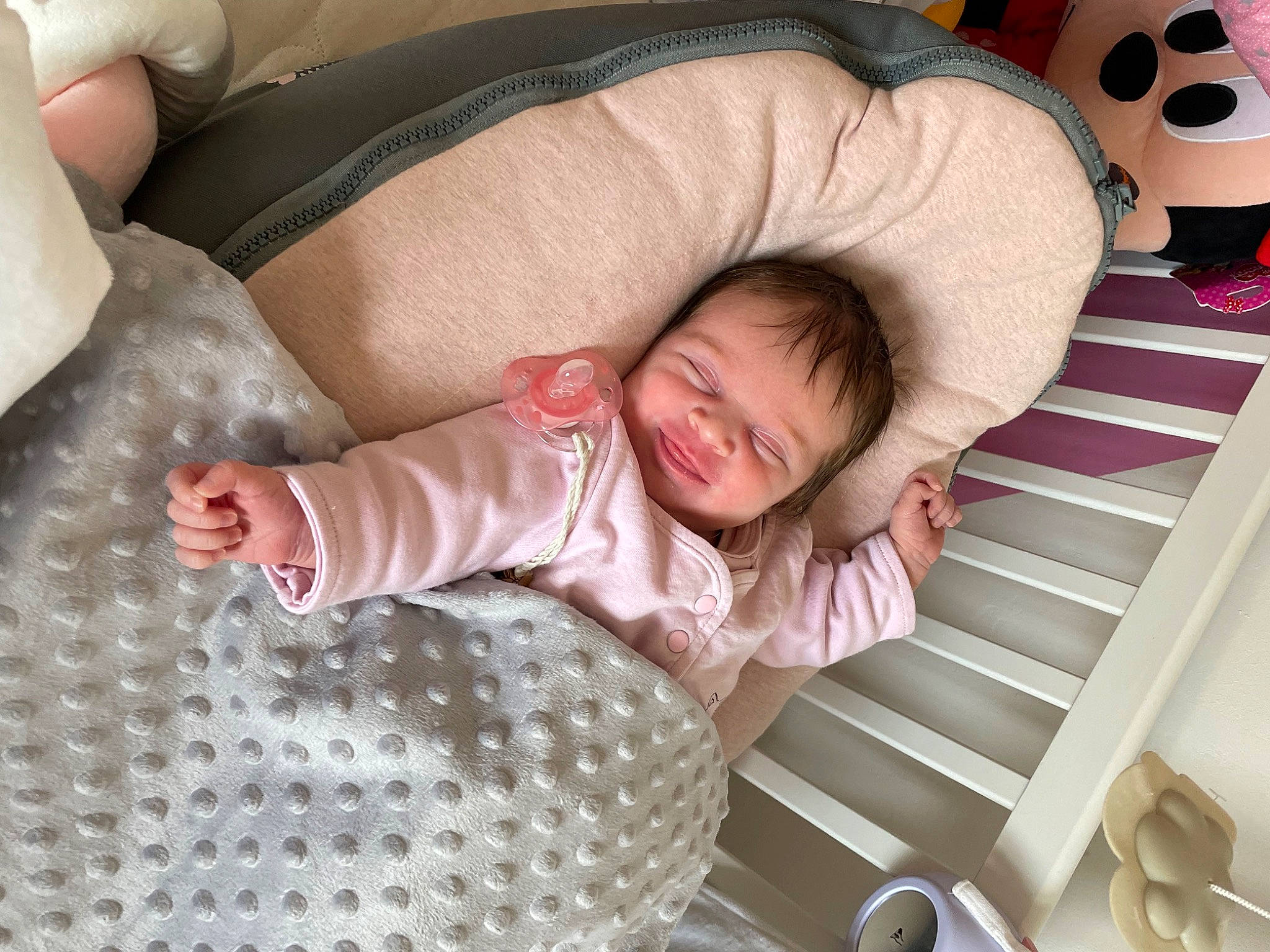 Lou participe au concours pour gagner de l'argent avec cette photo : baby, baby_products, baby_safety, baby_toddler_clothing, bedtime, child, comfort, finger, flooring, leg, linens, pattern, person, pink, product, room, sleeve, textile, toddler, vertebrate