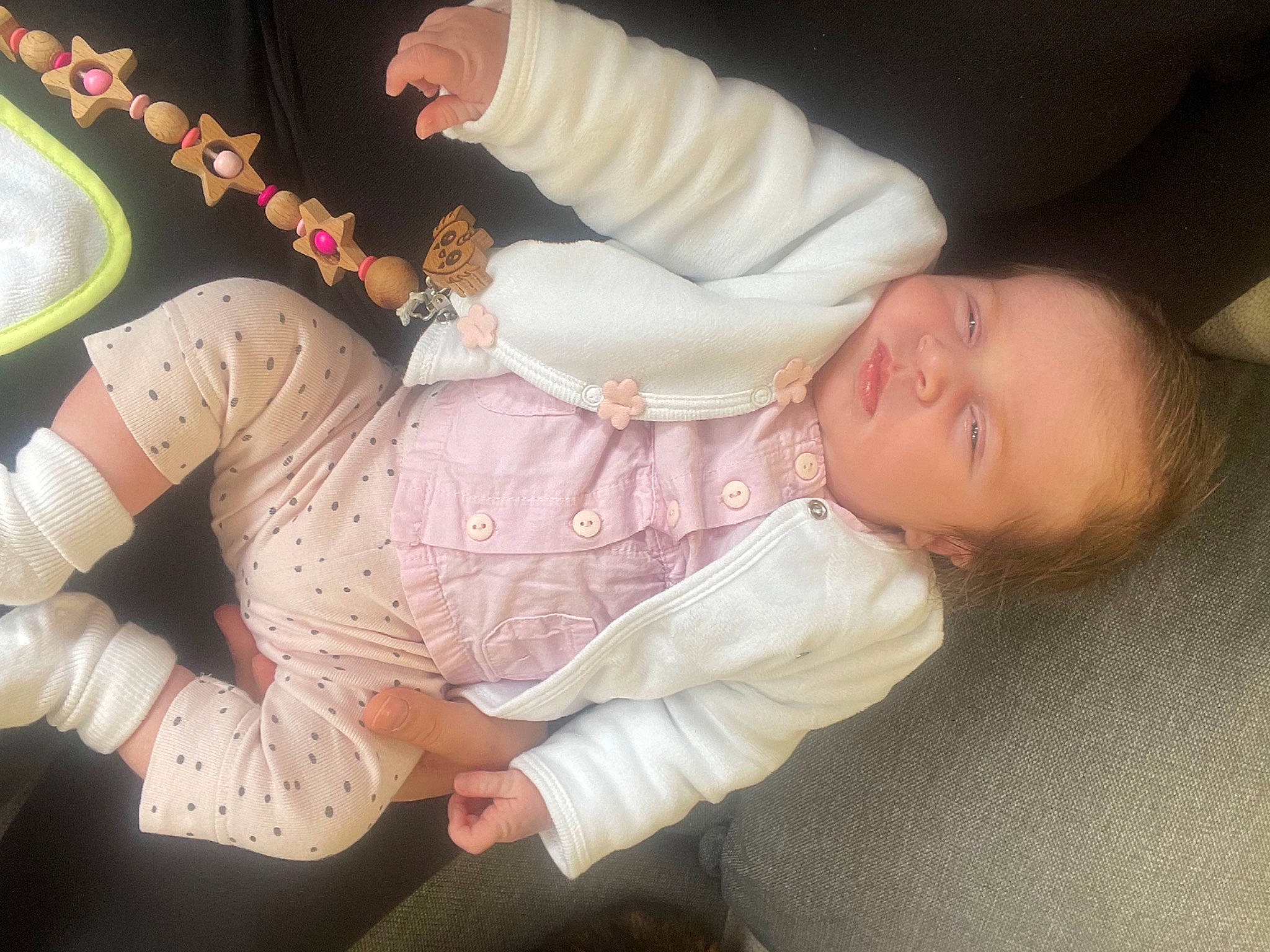 Lou participe au concours pour gagner de l'argent avec cette photo : arm, baby, baby_toddler_clothing, cheek, comfort, elbow, finger, gesture, hand, jewellery, knee, lap, leg, mouth, nail, person, sleeve, thigh, thumb, toddler