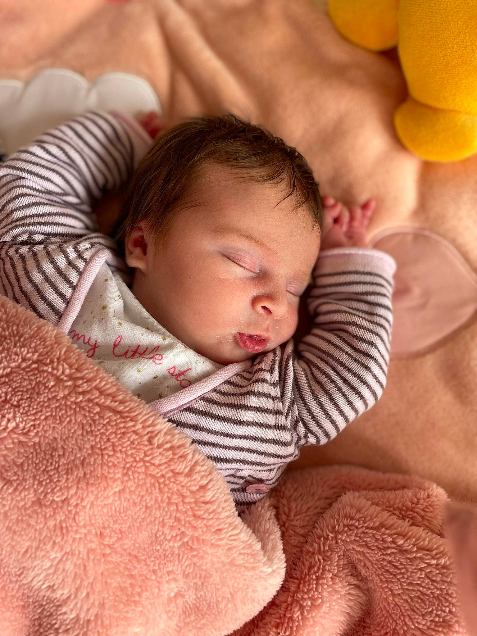 Lou participe au concours pour gagner de l'argent avec cette photo : baby, baby_sleeping, cheek, comfort, eye, finger, gesture, hair, hand, head, human_body, linens, mouth, nose, orange, organ, person, skin, textile, toddler