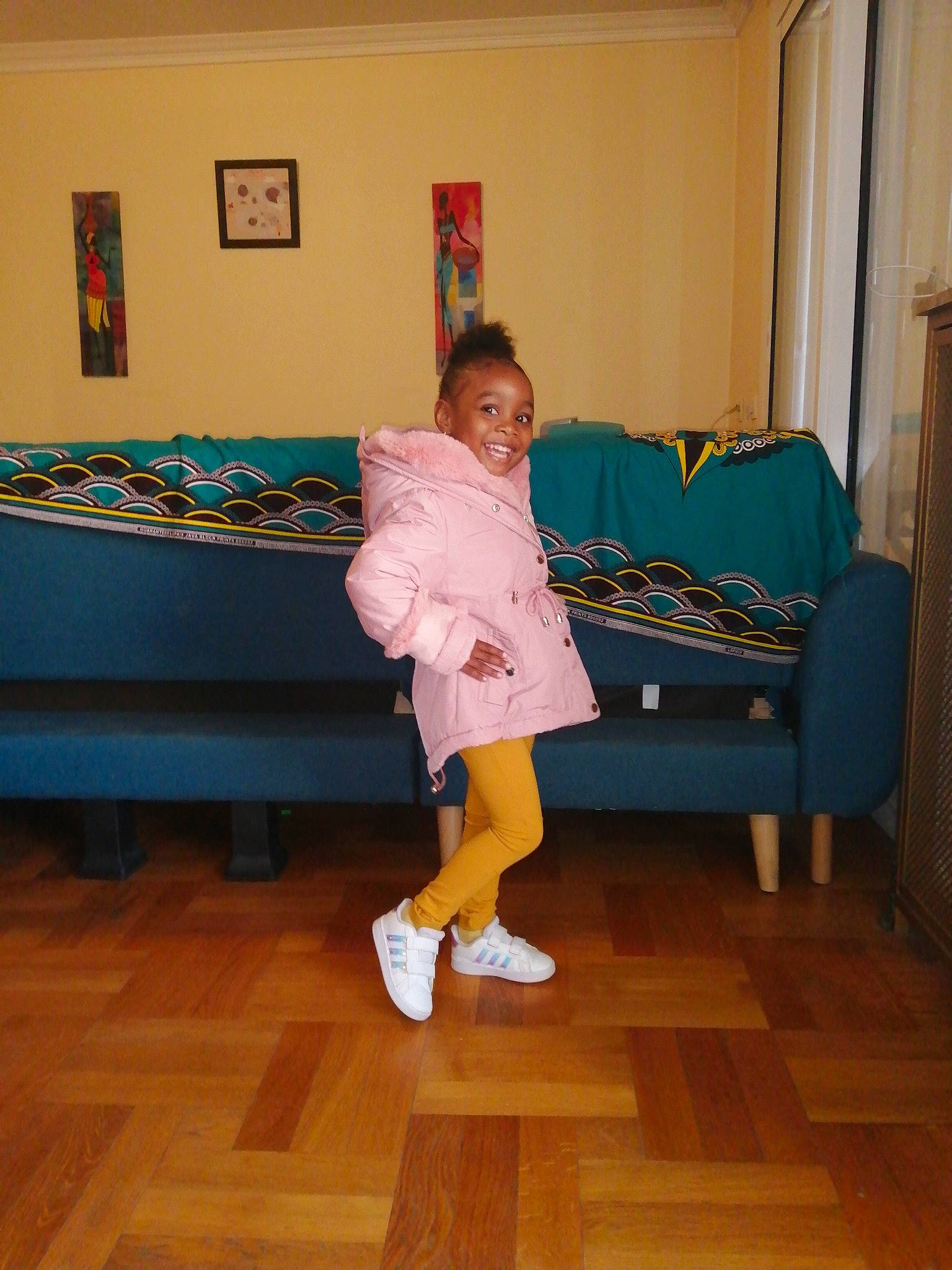 Lyannah a rejoint le concours — aidez-le/la à gagner de superbes lots ! balance, barefoot, comfort, floor, flooring, foot, fun, happy, hardwood, human_leg, joy, knee, laminate_flooring, leisure, person, picture_frame, smile, sock, sportswear, thigh